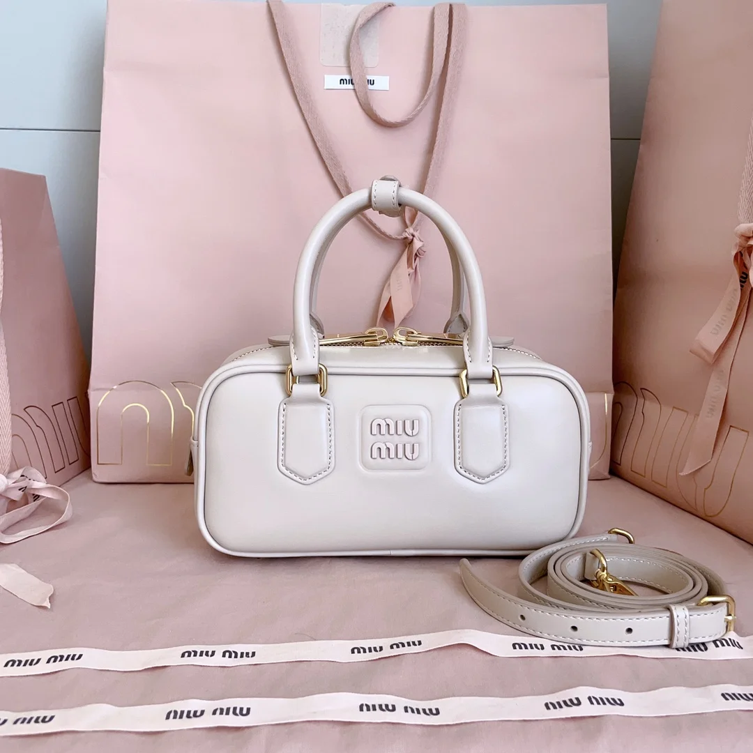 Сумка Miu Miu белого цвета с ручками и ремнем