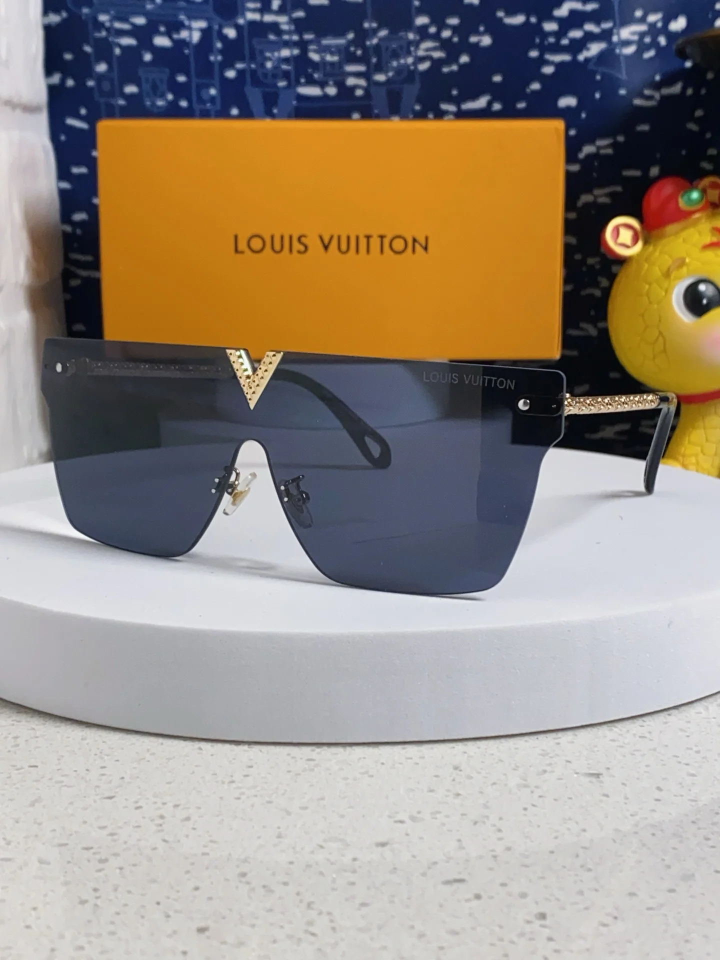 Очки солнцезащитные щиток Louis Vuitton золотистые - изображение 1