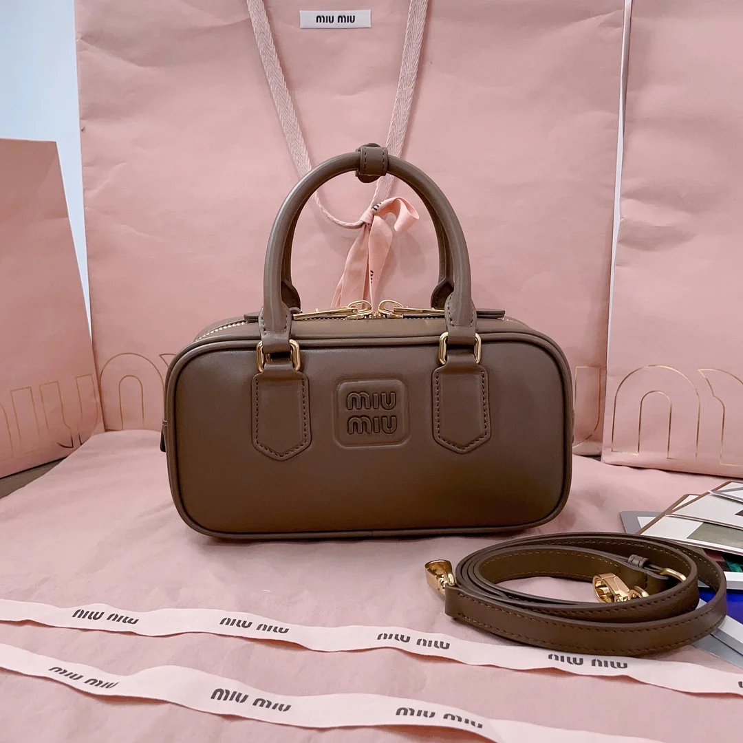 Сумка Miu Miu в форме бочонка с плечевым ремнем