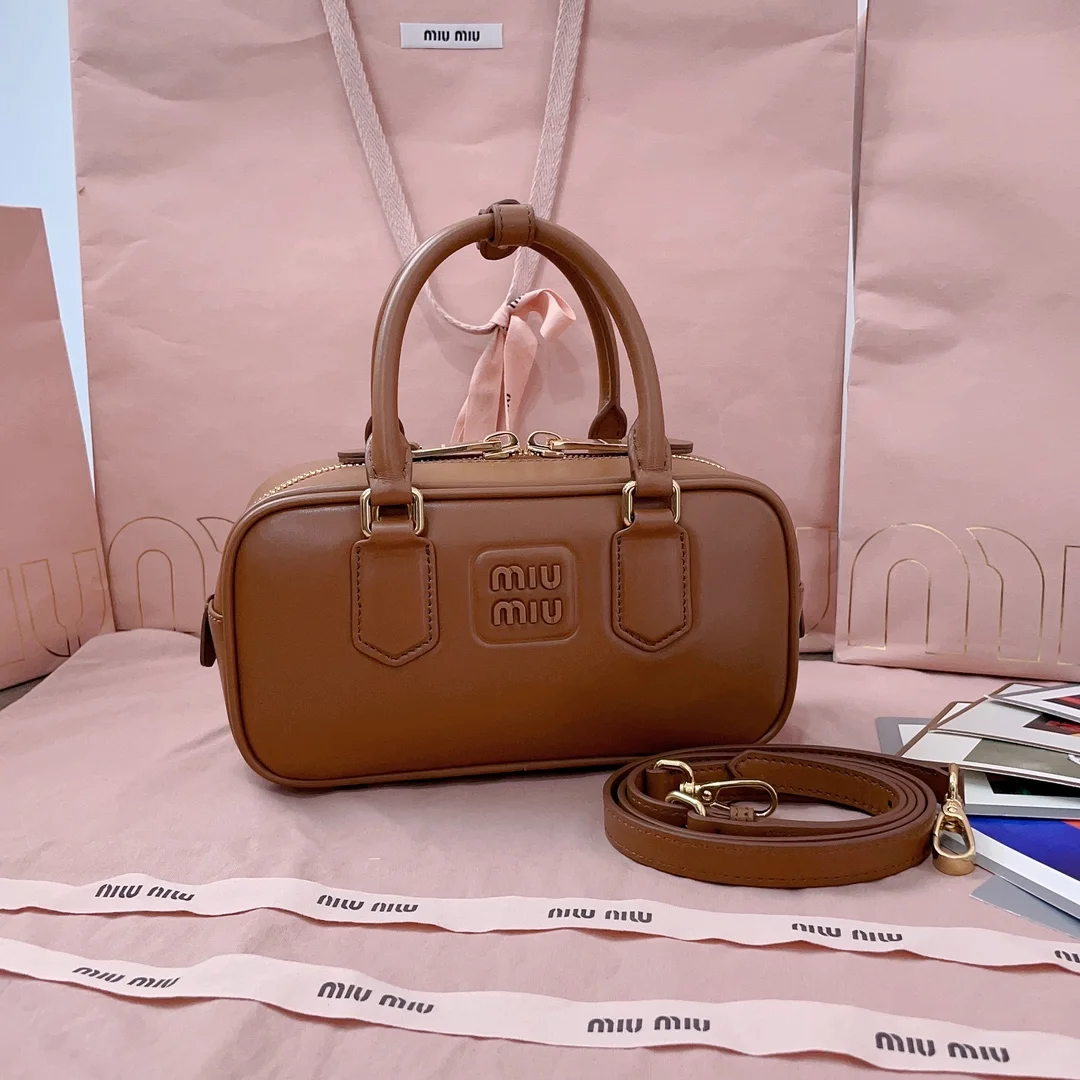 Новая дизайнерская сумка Miu Miu с плетеной текстурой и съемным ремнем