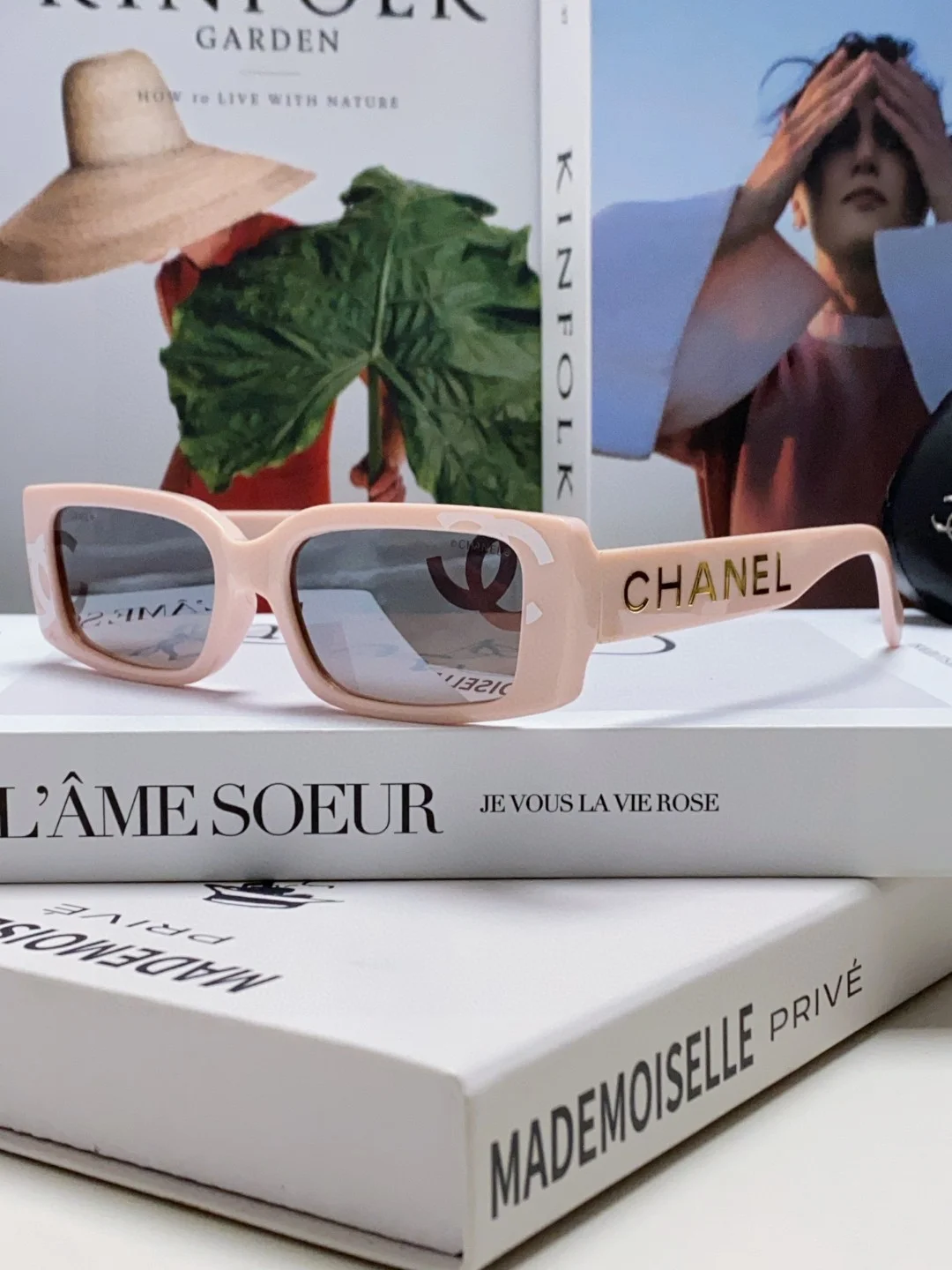 Солнцезащитные очки розовые Chanel в квадратной оправе - изображение 1