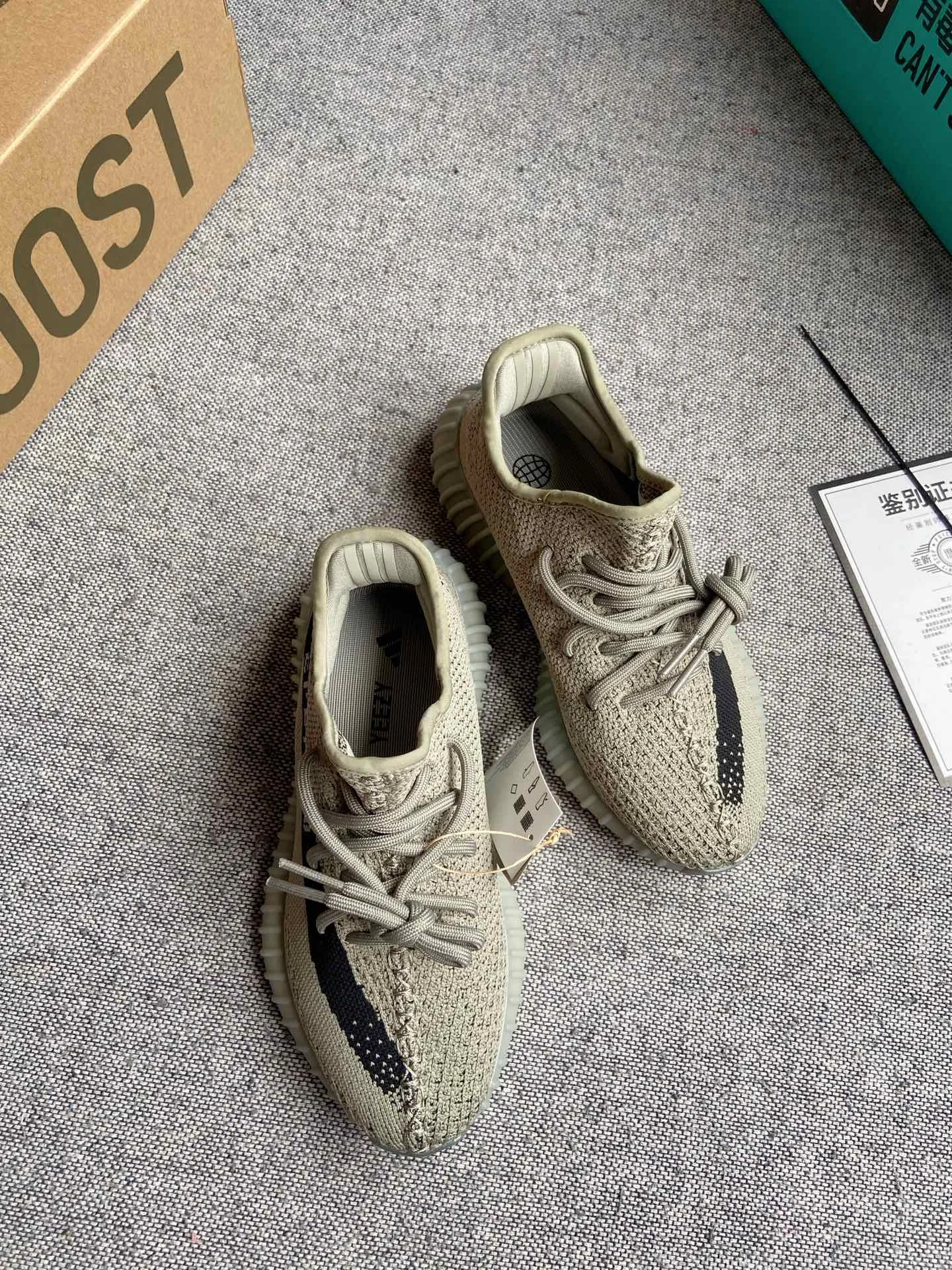 Кроссовки женские Yeezy Boost 350 - изображение 1