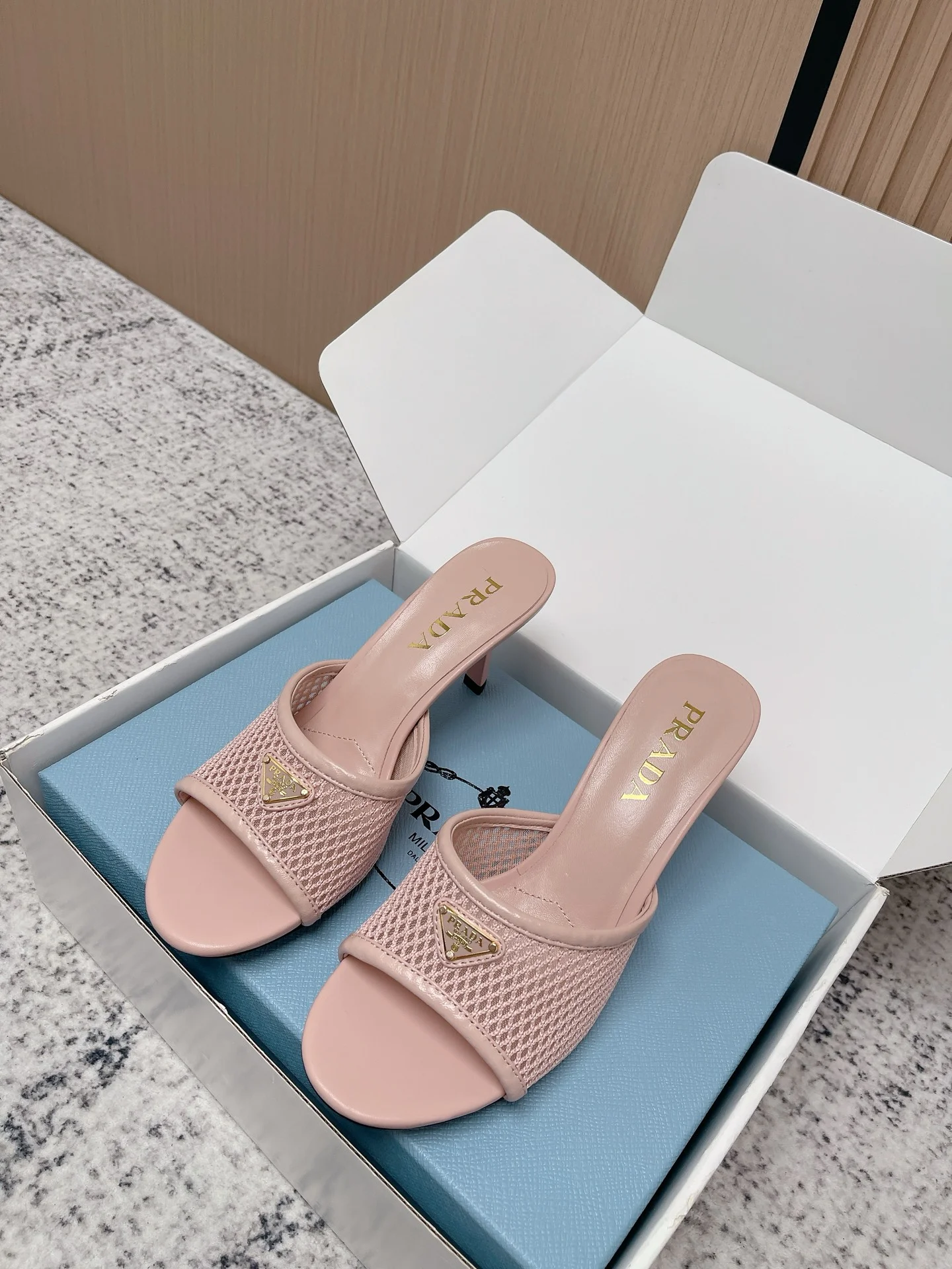 Женские босоножки Prada с сетчатым верхом на каблуке - изображение 1