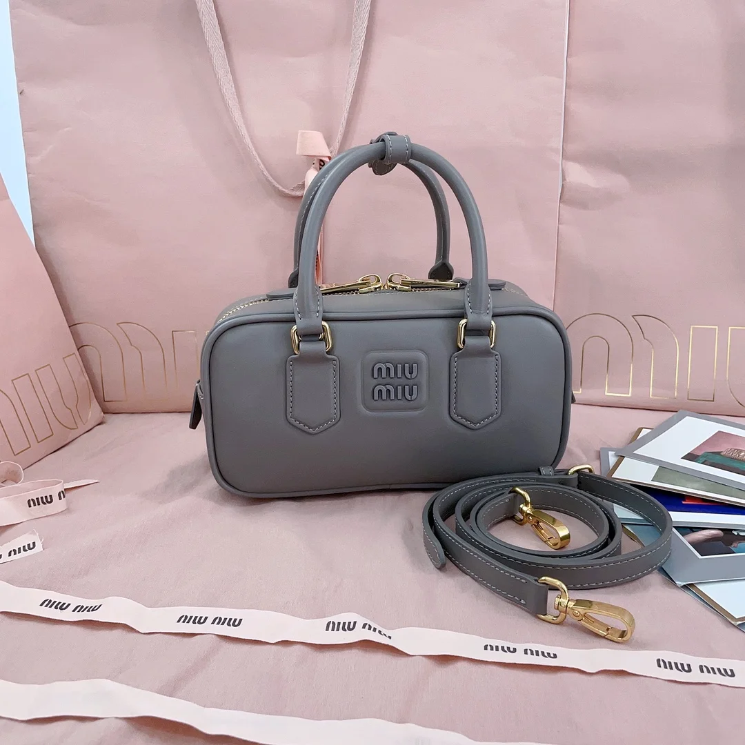 Сумка женская Miu Miu серая, плечевой ремень - изображение 1