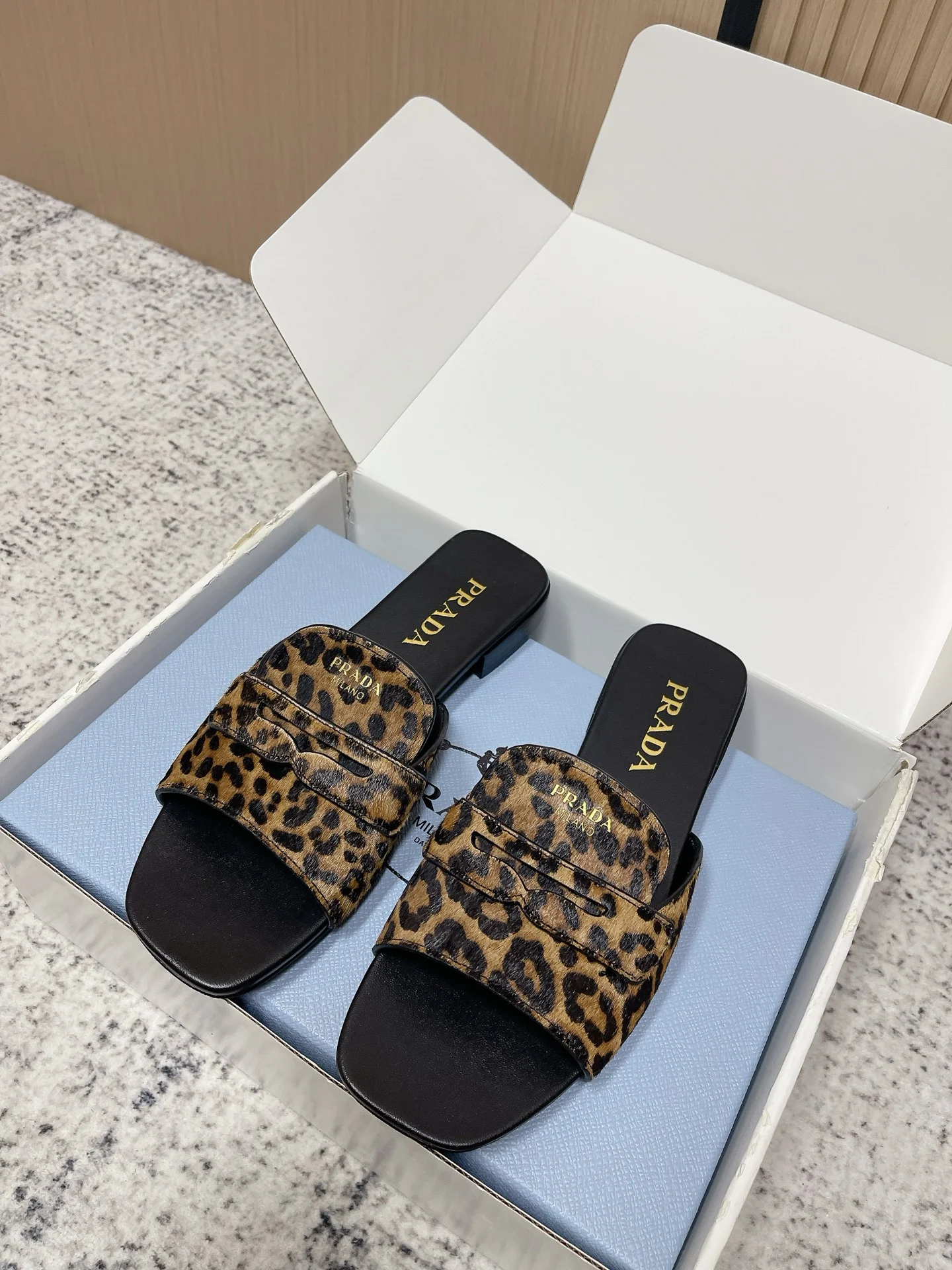Женские босоножки Prada квадратного носа - изображение 1