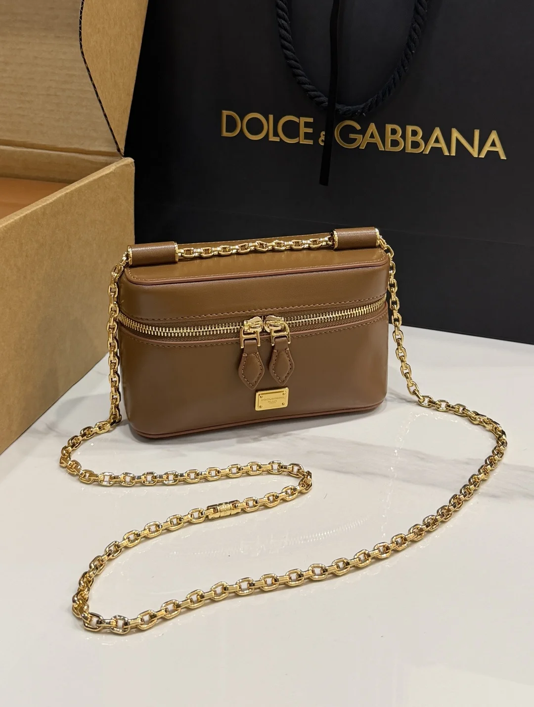 Косметичка Dolce & Gabbana коричневая с цепочкой - изображение 1