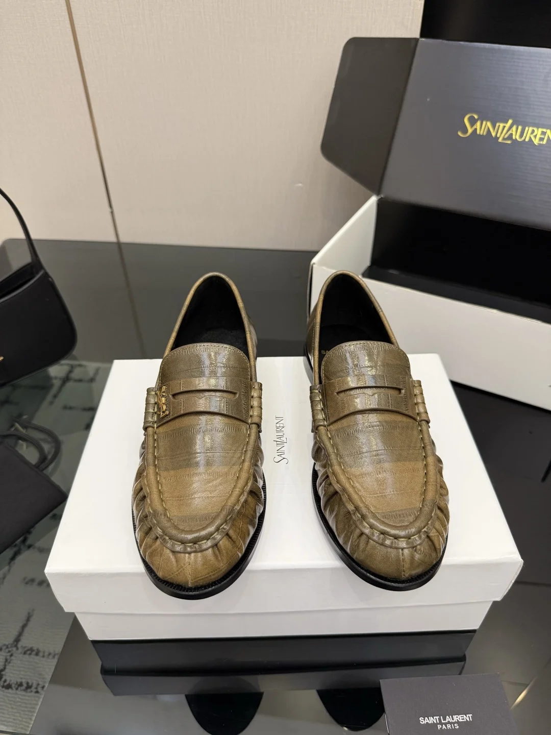 Лоферы женские Saint Laurent золотистые из кожи с тиснением под крокодила