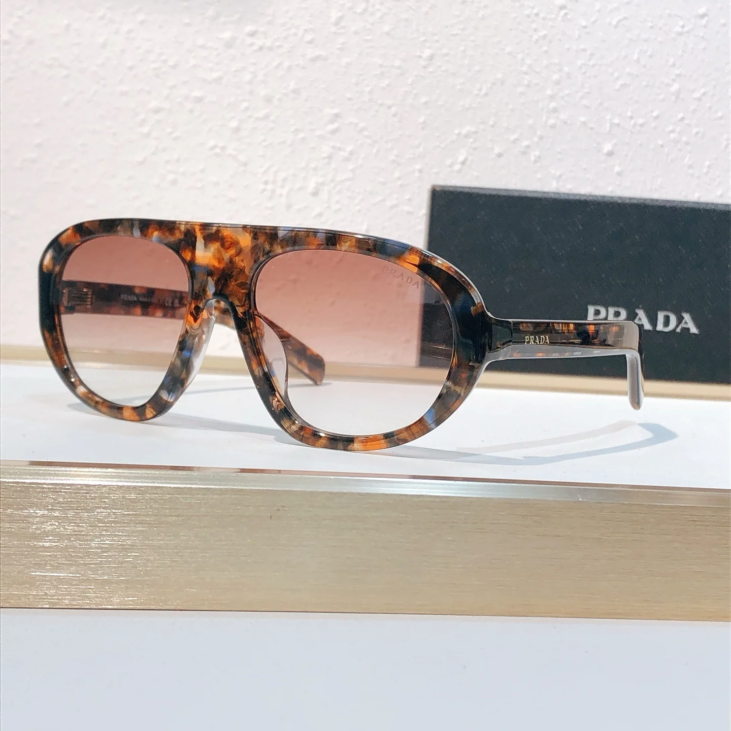 Солнцезащитные очки Prada PR C05, черепаховая расцветка - изображение 1