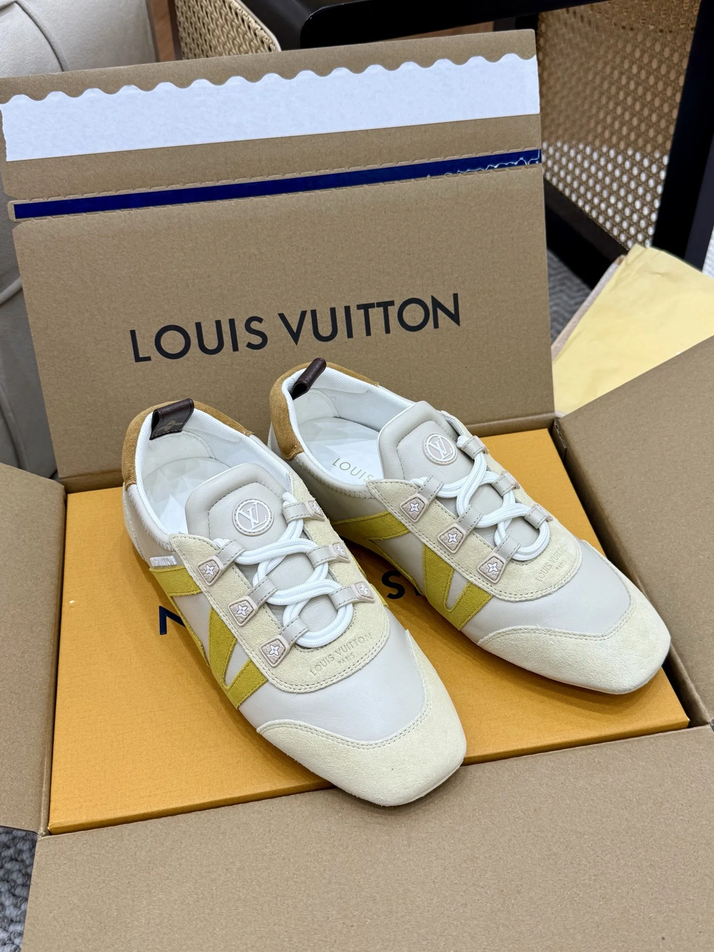 Женские балетные кроссовки Louis Vuitton бежевые с желтыми вставками