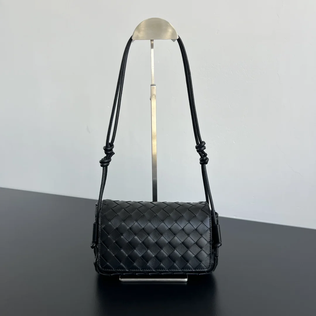 Сумка Bottega Veneta Notturno с плетением Intrecciato, цвет черный