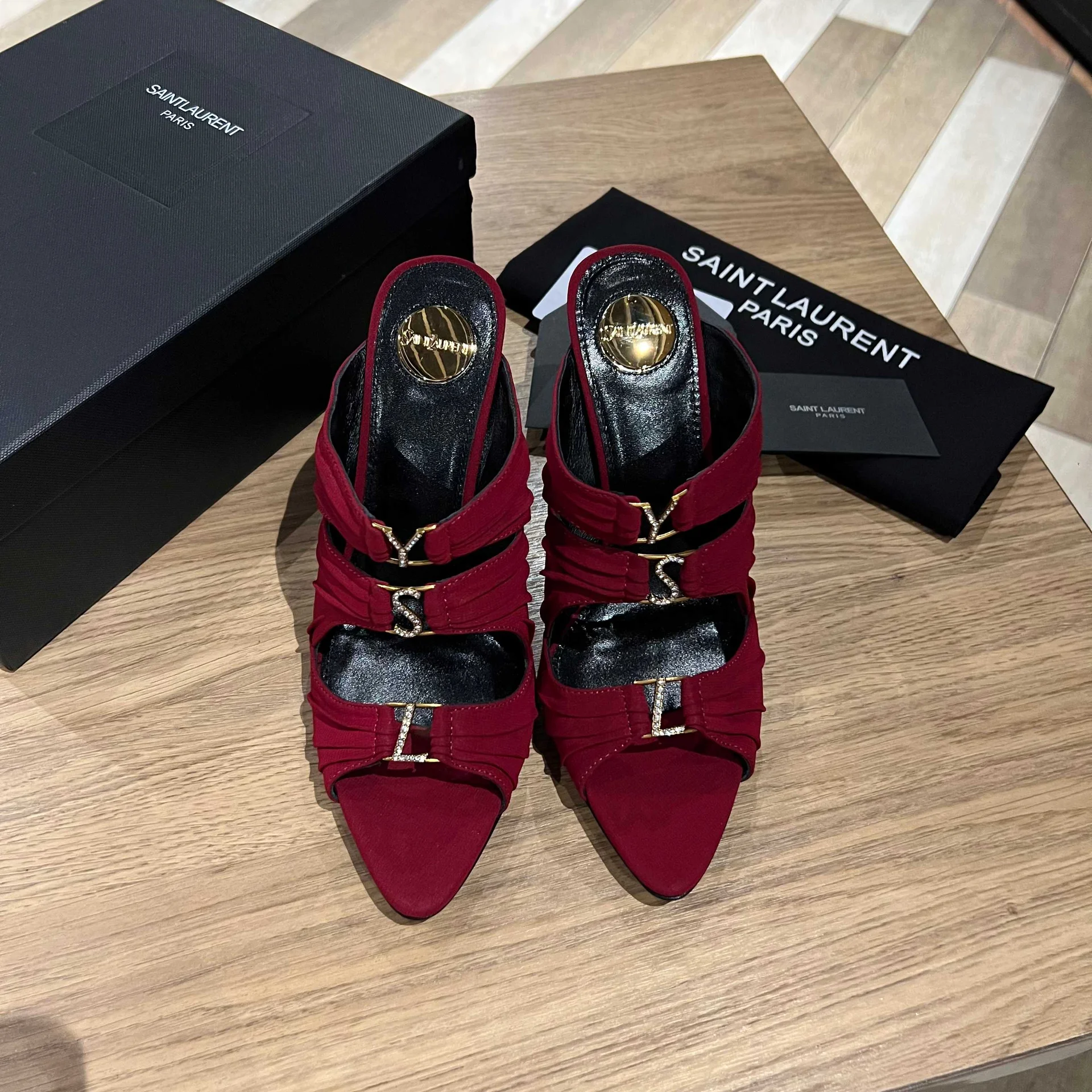 Босоножки Saint Laurent на высоком каблуке с декором YSL