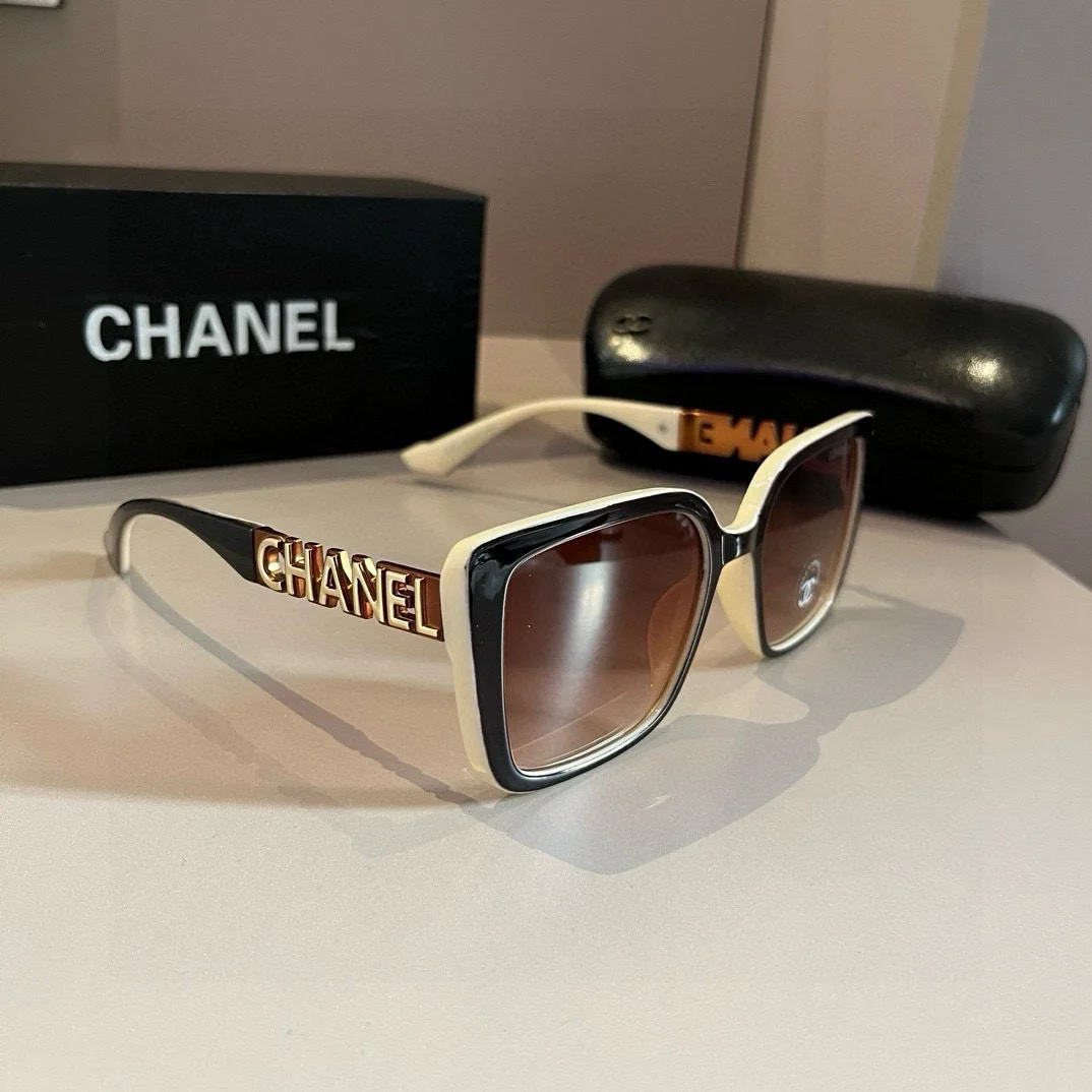 Солнечные очки Chanel с металлической надписью - изображение 1