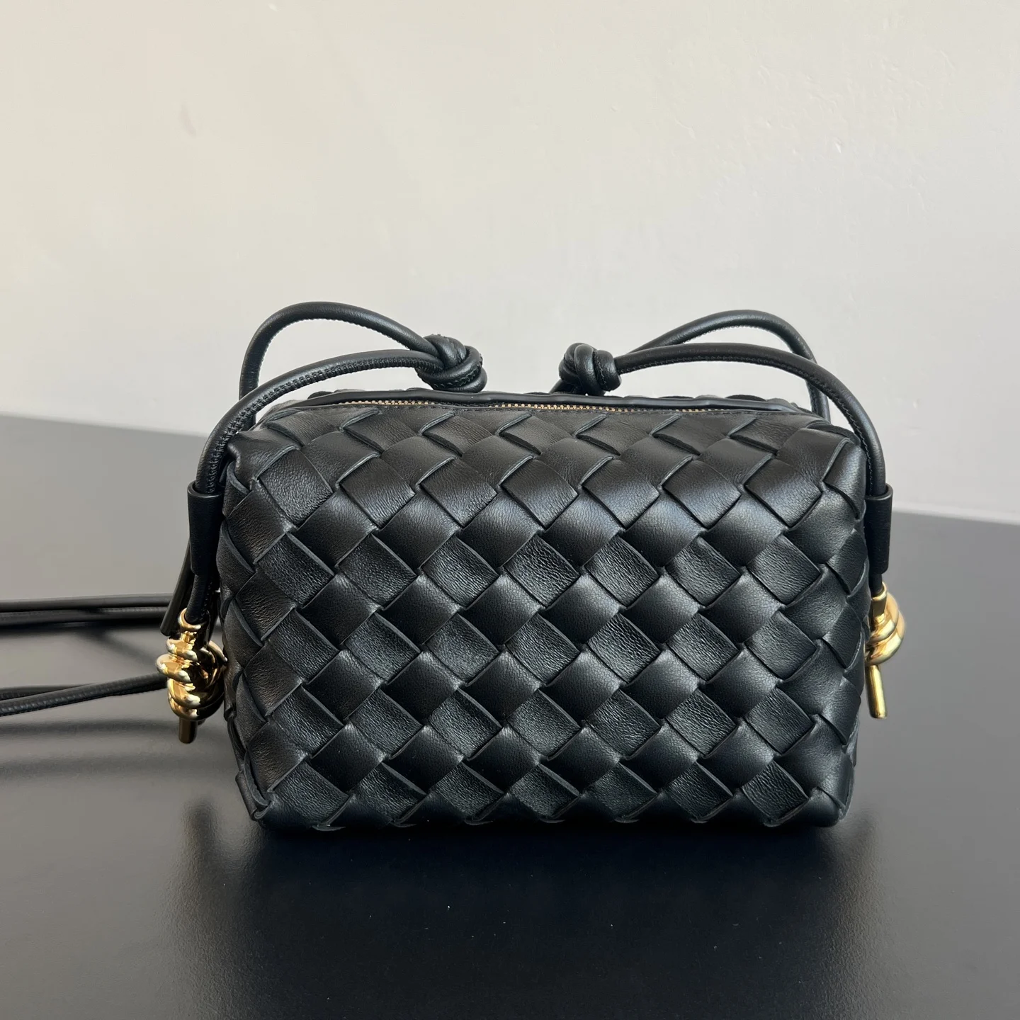 Сумка Bottega Veneta Loop из черной кожи - изображение 1