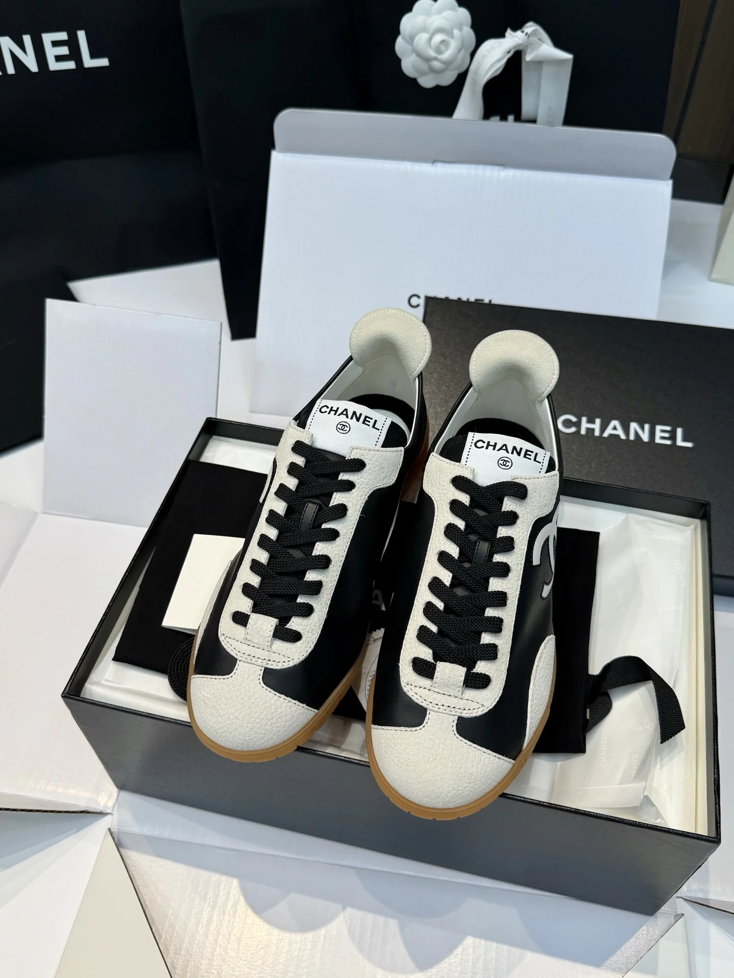 Кроссовки Chanel черно-белые - изображение 1