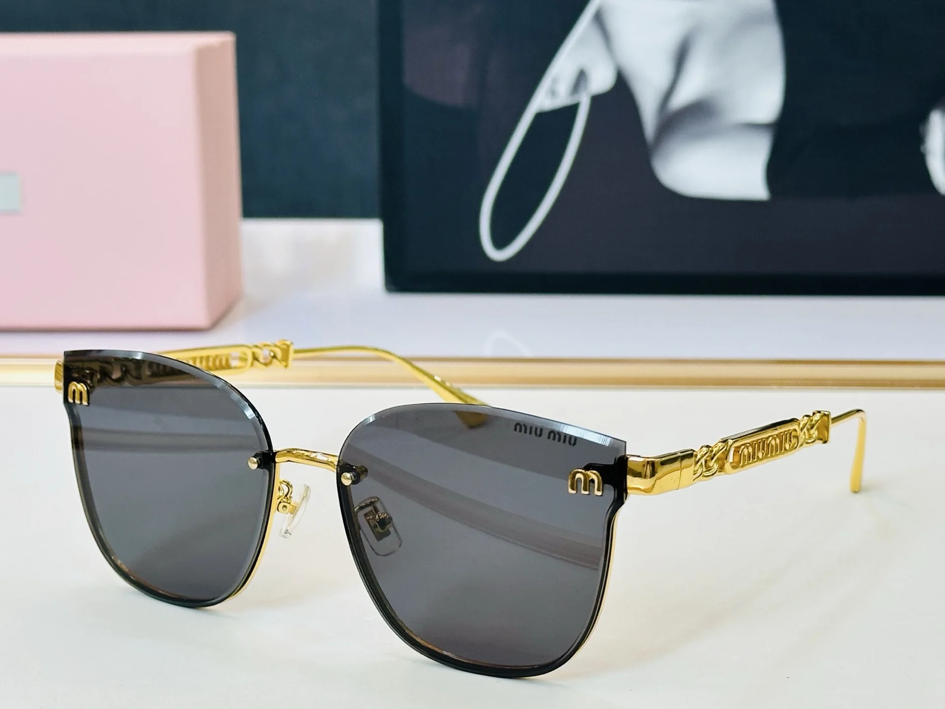 Солнцезащитные очки Miu Miu - изображение 1