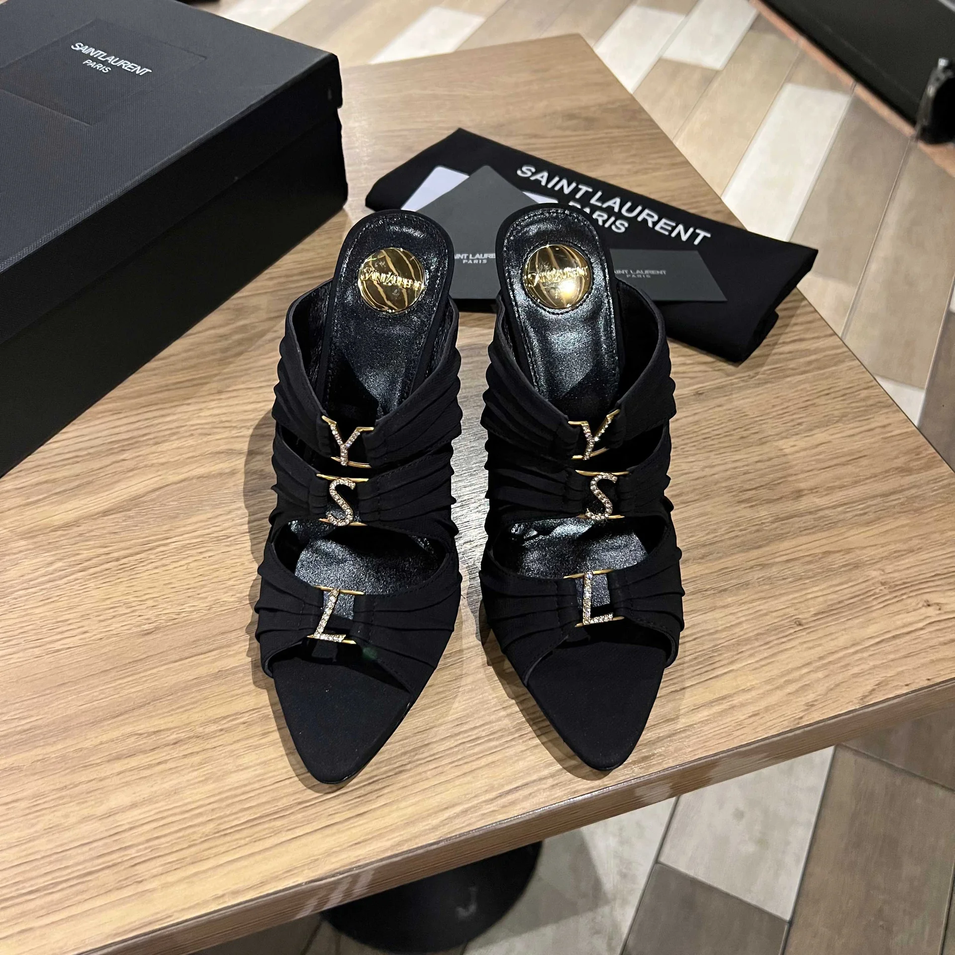 Сандалии Saint Laurent с декором из букв YSL