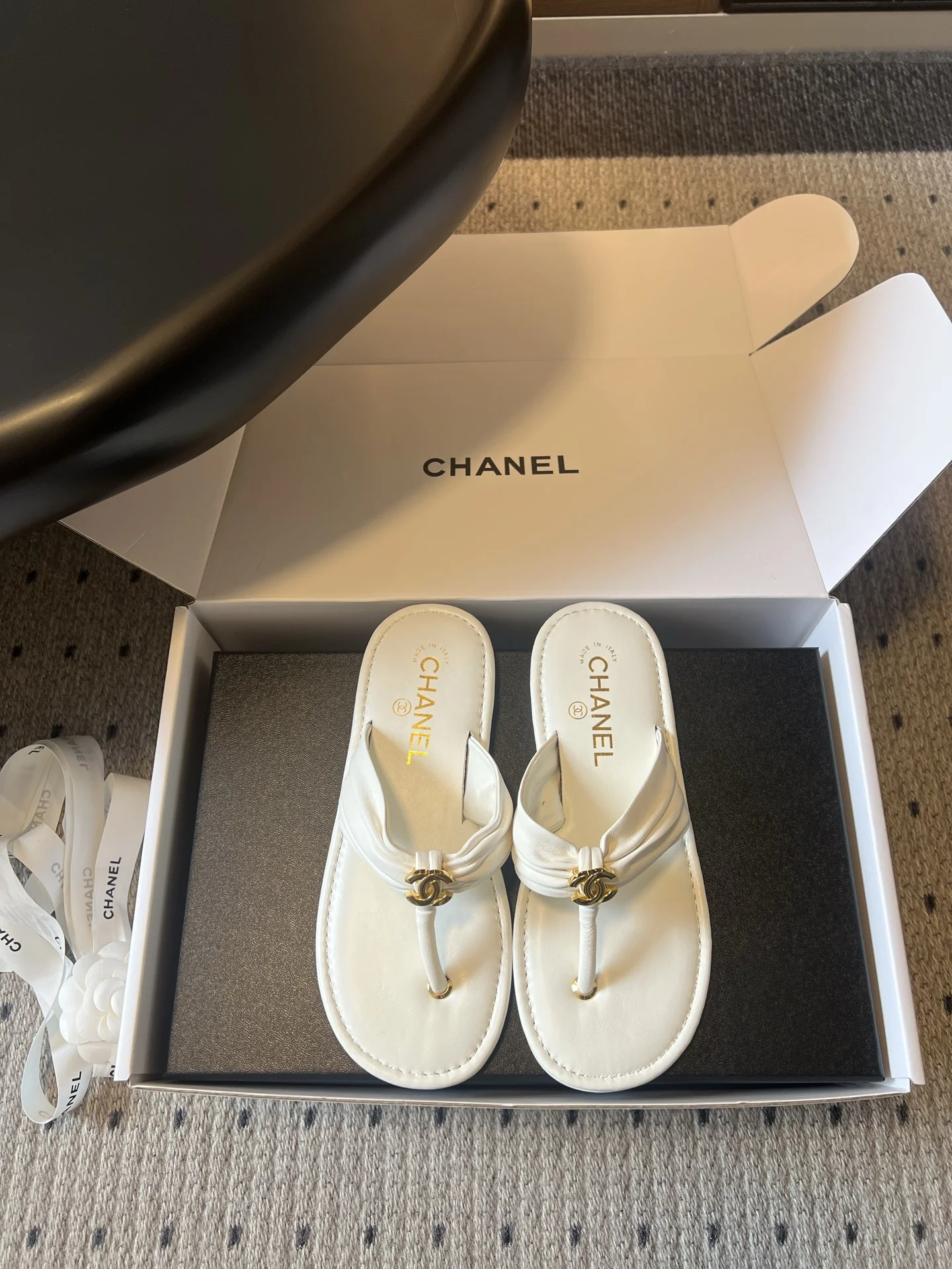 Белые кожаные сандалии Chanel с логотипом