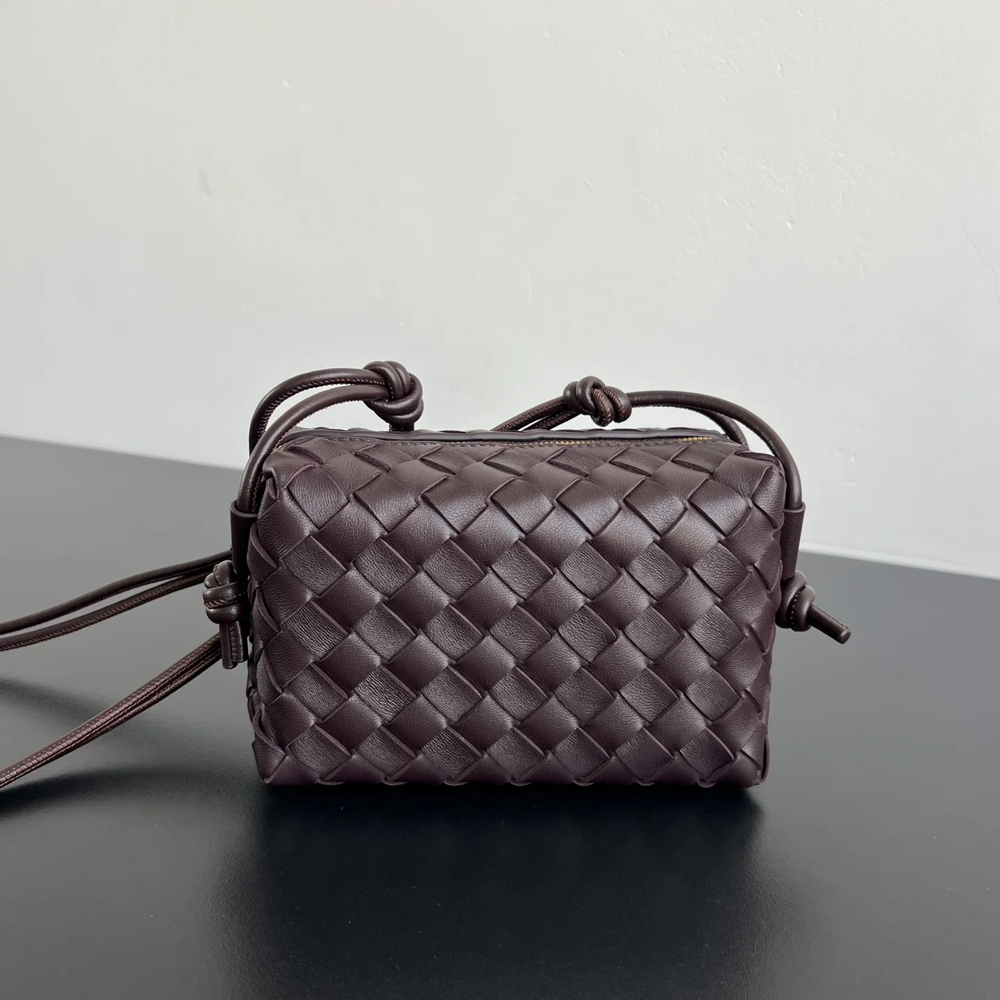 Сумка Bottega Veneta из тисненой кожи с плетением - изображение 1