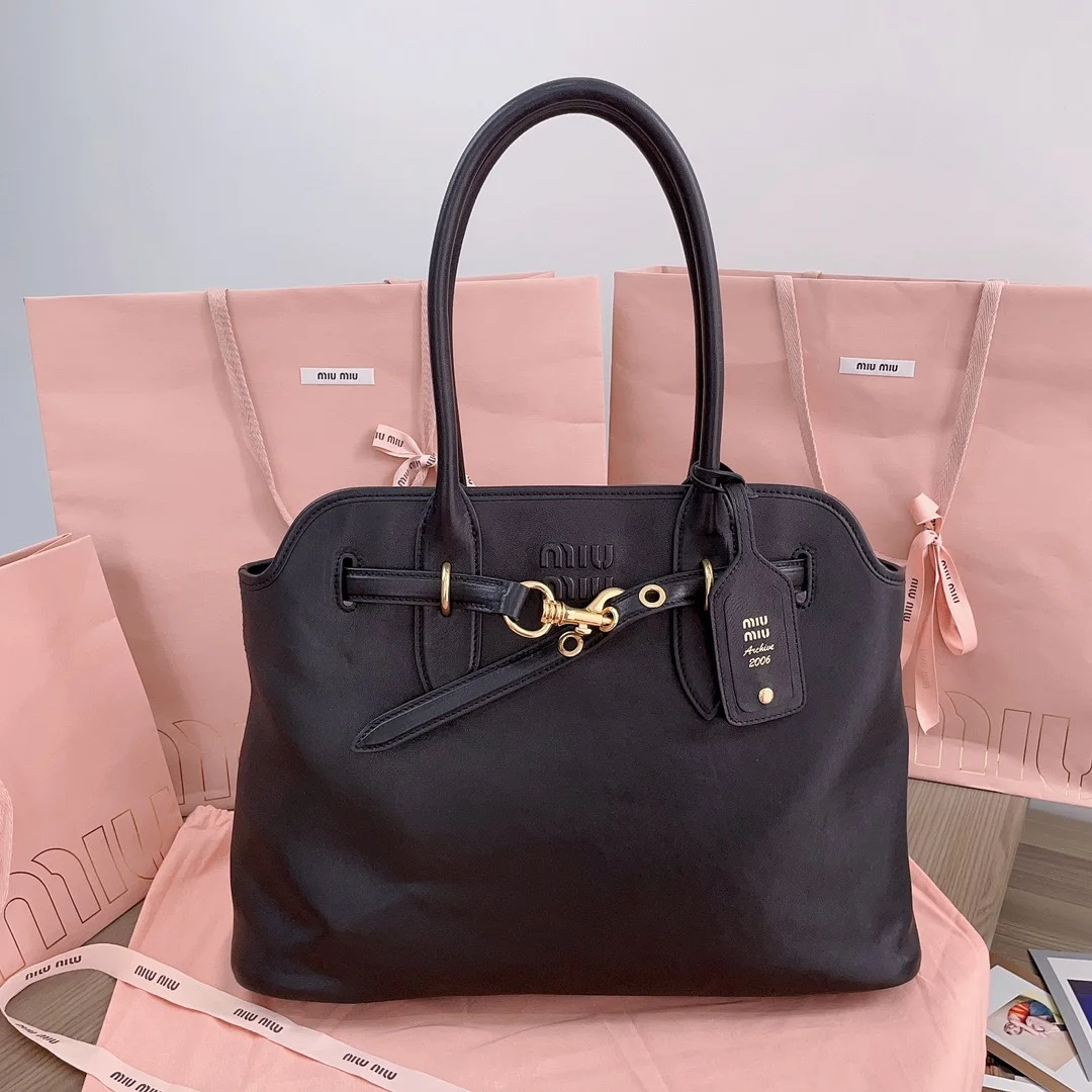 Сумка Miu Miu черная с золотой фурнитурой - изображение 1