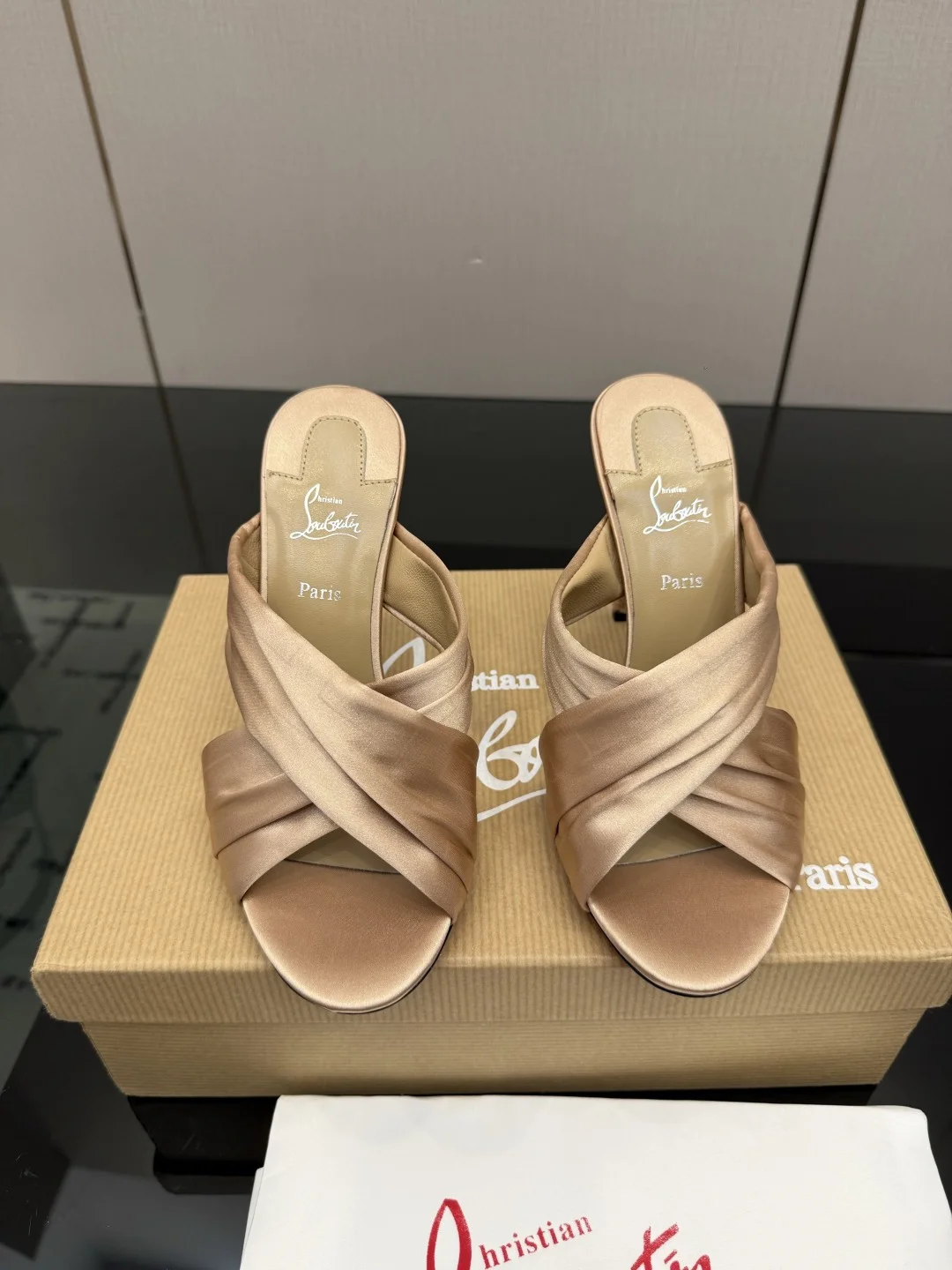 Женские шелковые сандалии Christian Louboutin - изображение 1