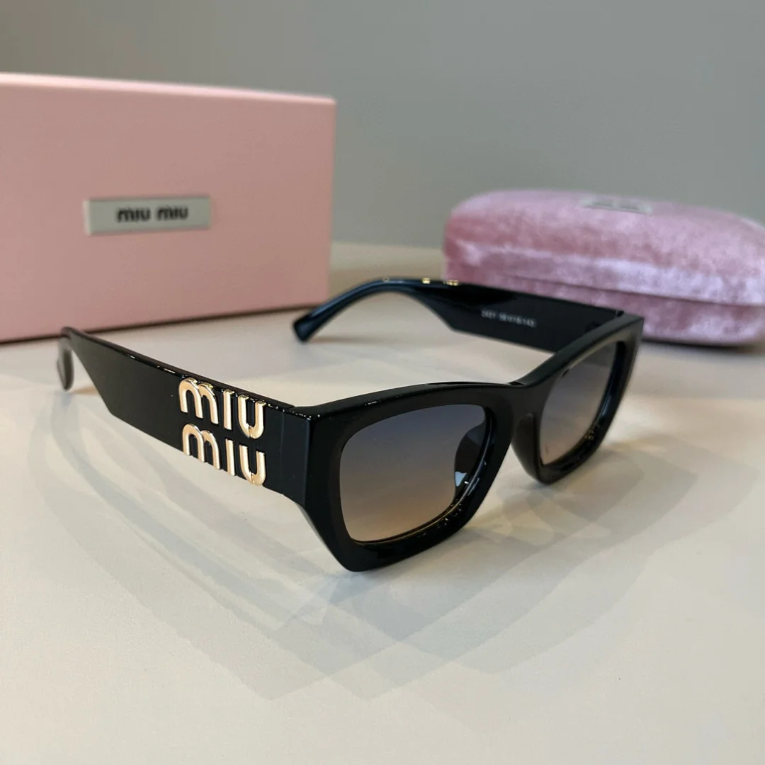 Солнцезащитные очки Miu Miu черные с золотым логотипом