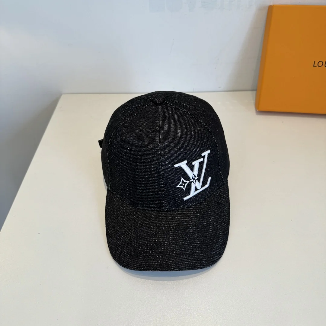 Кепка чёрная с логотипом LV