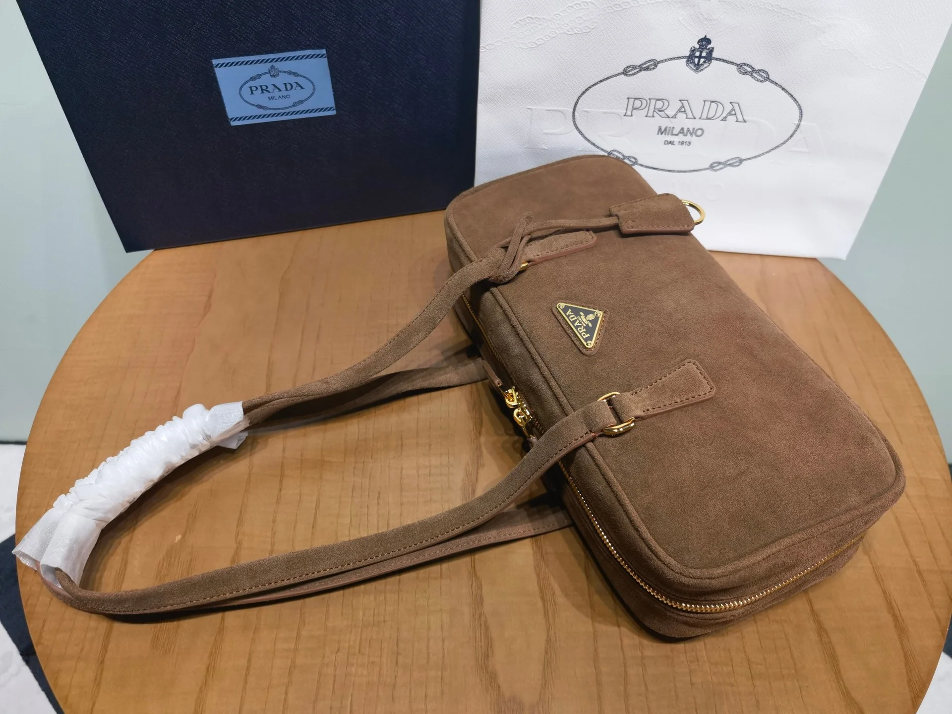 Сумка Prada из замши - изображение 1