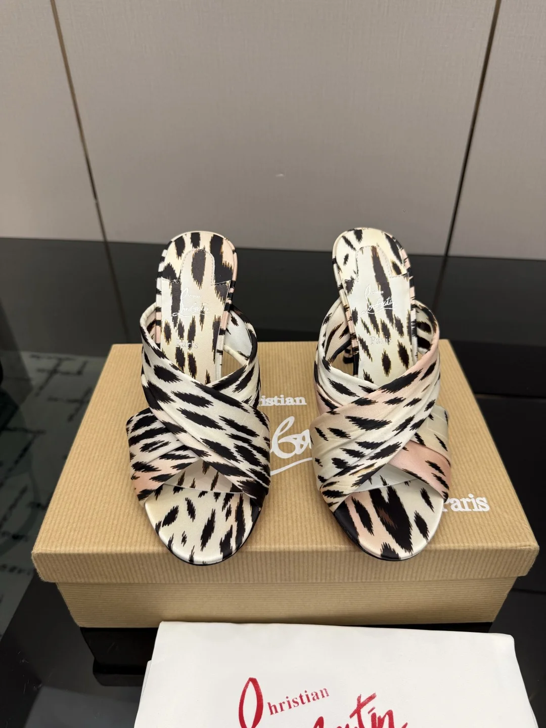 Босоножки Christian Louboutin с принтом - изображение 1
