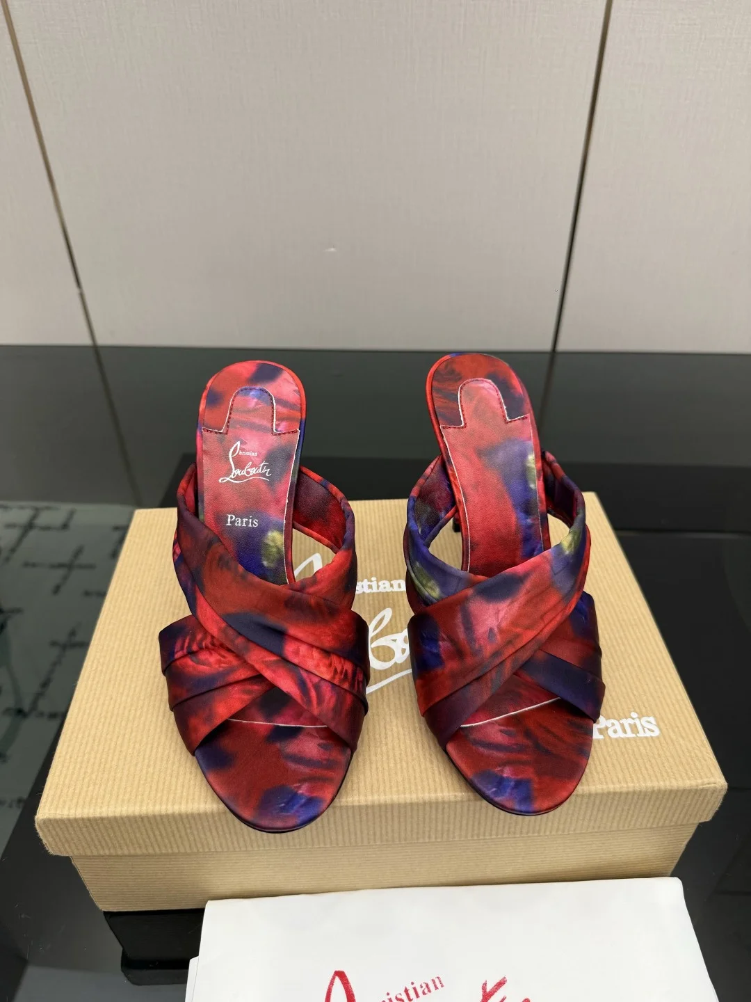 Женские красные сандалии Christian Louboutin - изображение 1