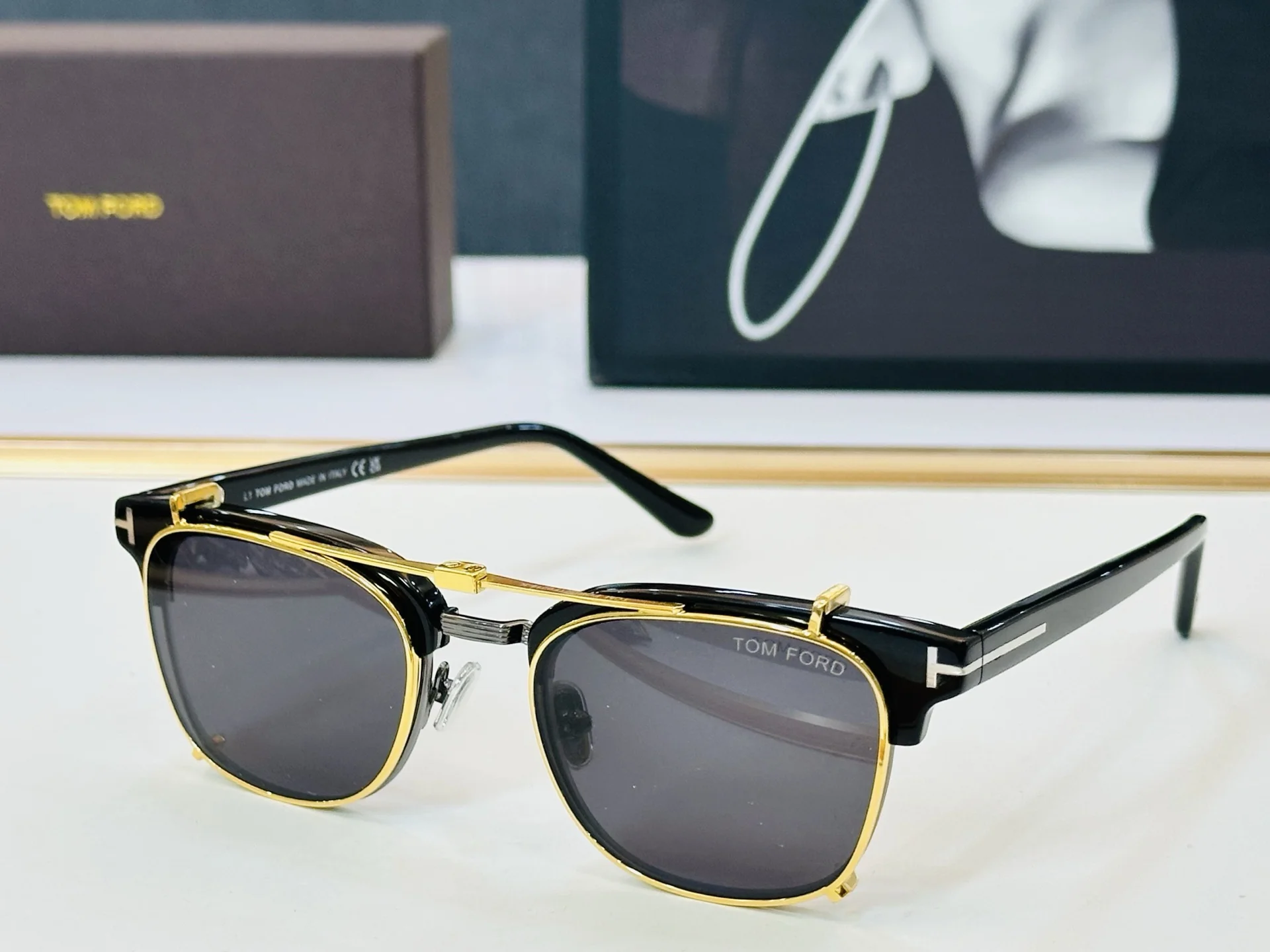 Солнцезащитные очки Tom Ford FT6016-K-B черные с золотой отделкой