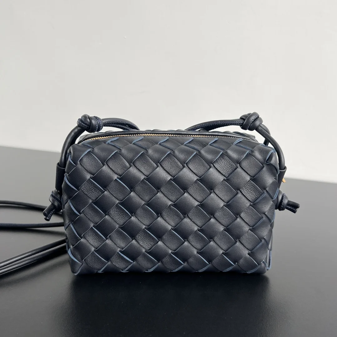Плетеная кожаная сумка Bottega Veneta мини с плечевым ремнем