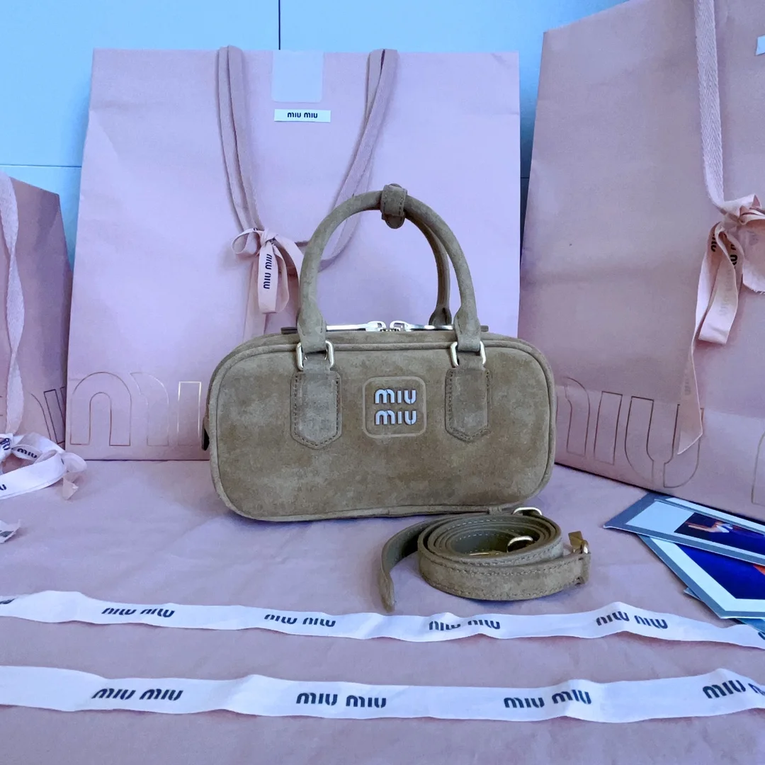 Сумка женская Miu Miu бежевая замшевая - изображение 1
