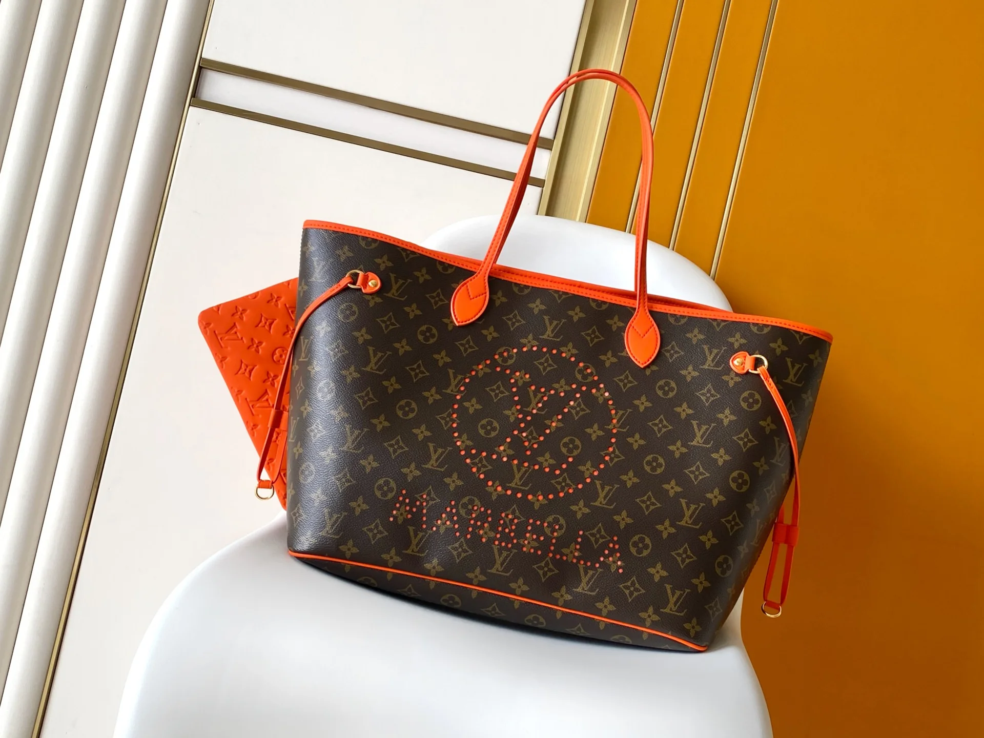 Сумка-шоппер с монограммным принтом и контрастной оранжевой отделкой, размер L