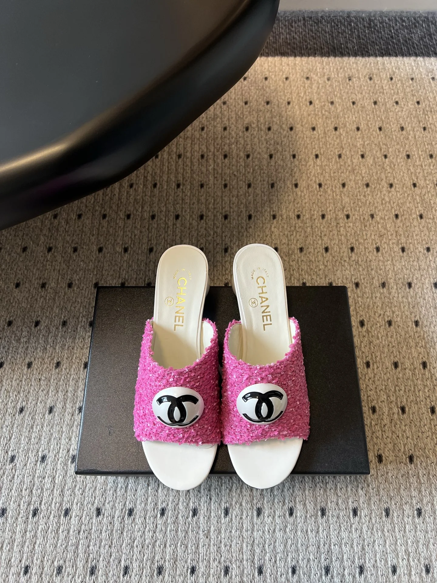 Летние женские босоножки Chanel с декоративным каблуком и логотипом