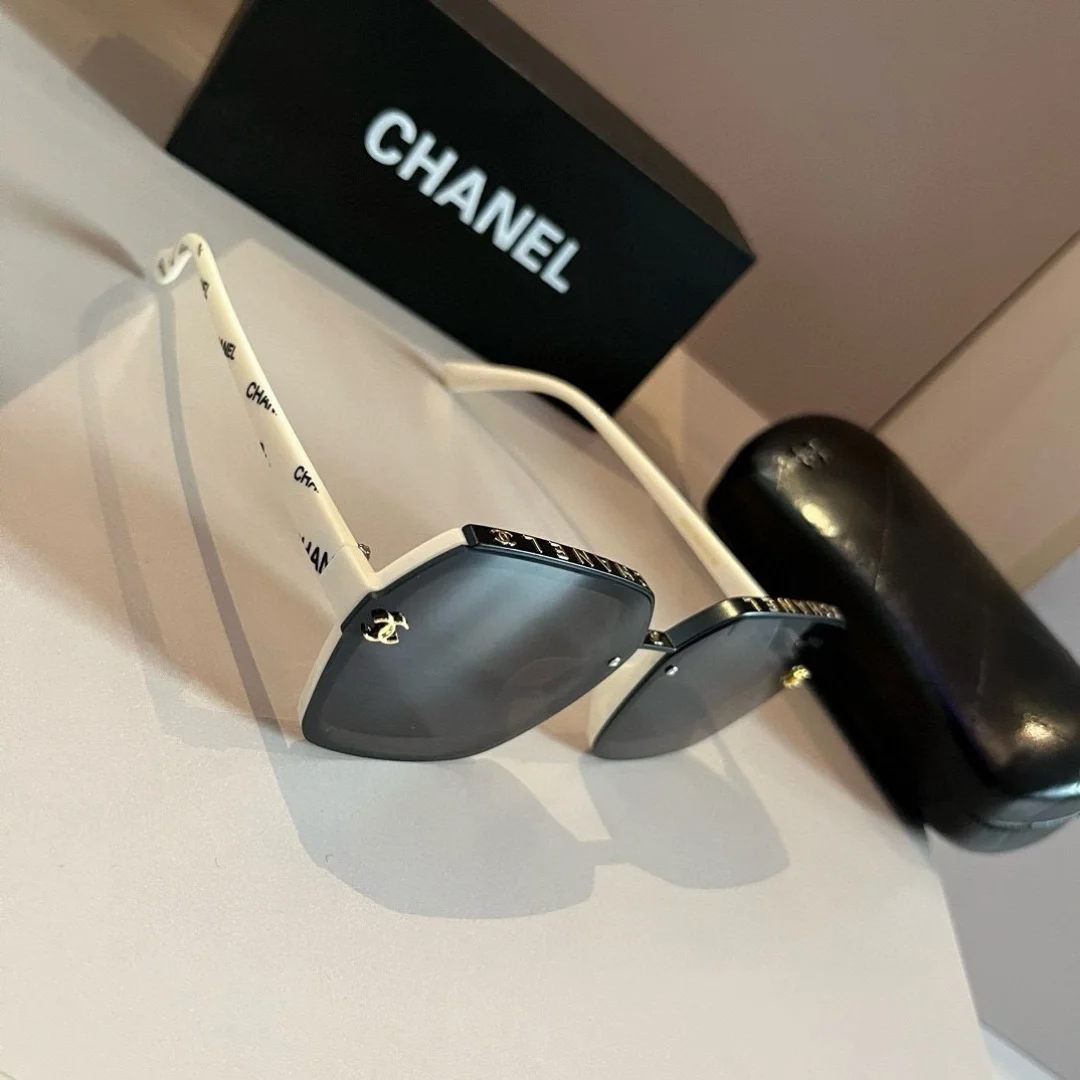 Солнечные очки Chanel белый корпус - изображение 1