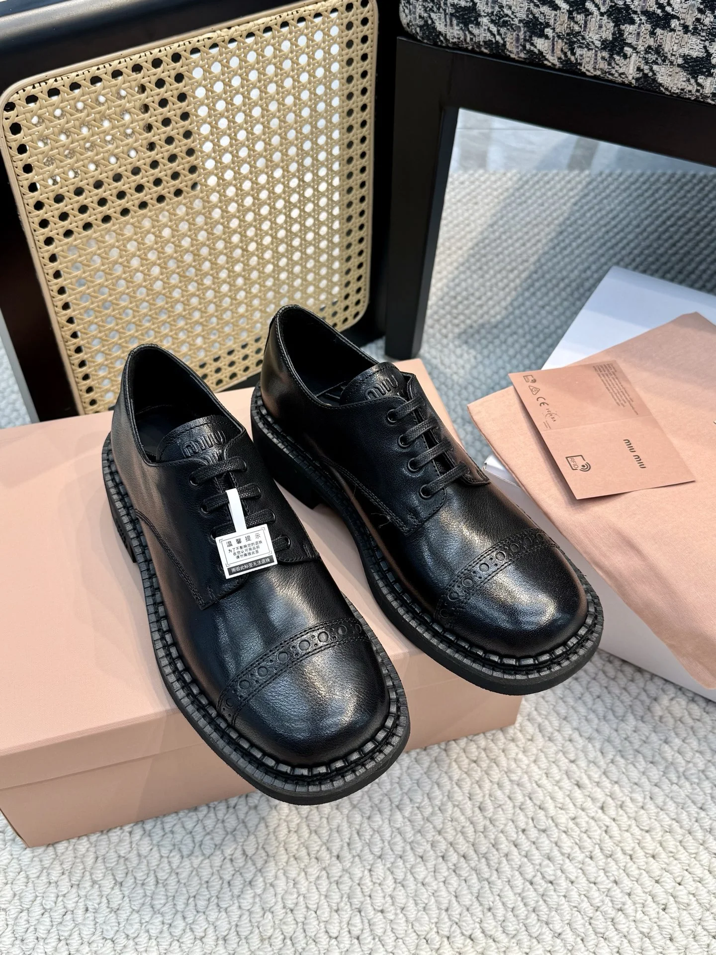 Женские туфли Miu Miu, черные кожаные с шнуровкой и массивной подошвой
