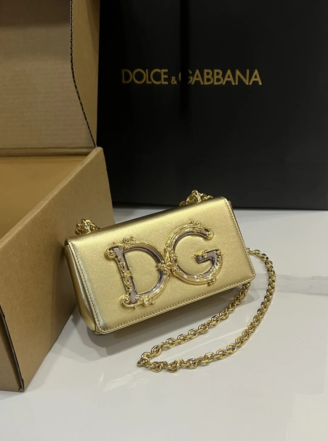 Золотая сумка Dolce & Gabbana с цепной лямкой - изображение 1