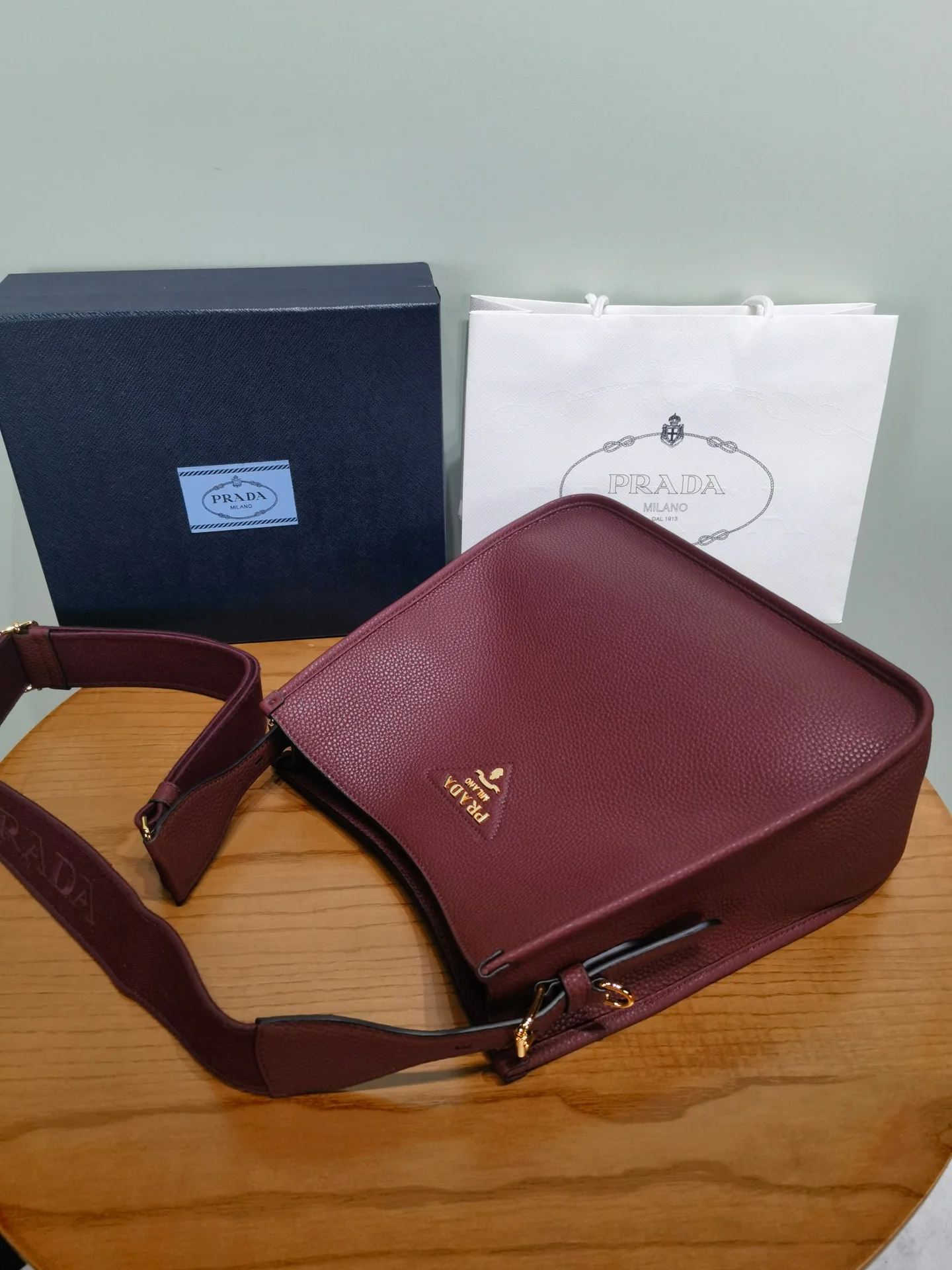 Сумка Prada женская бордовая кроссбоди - изображение 1