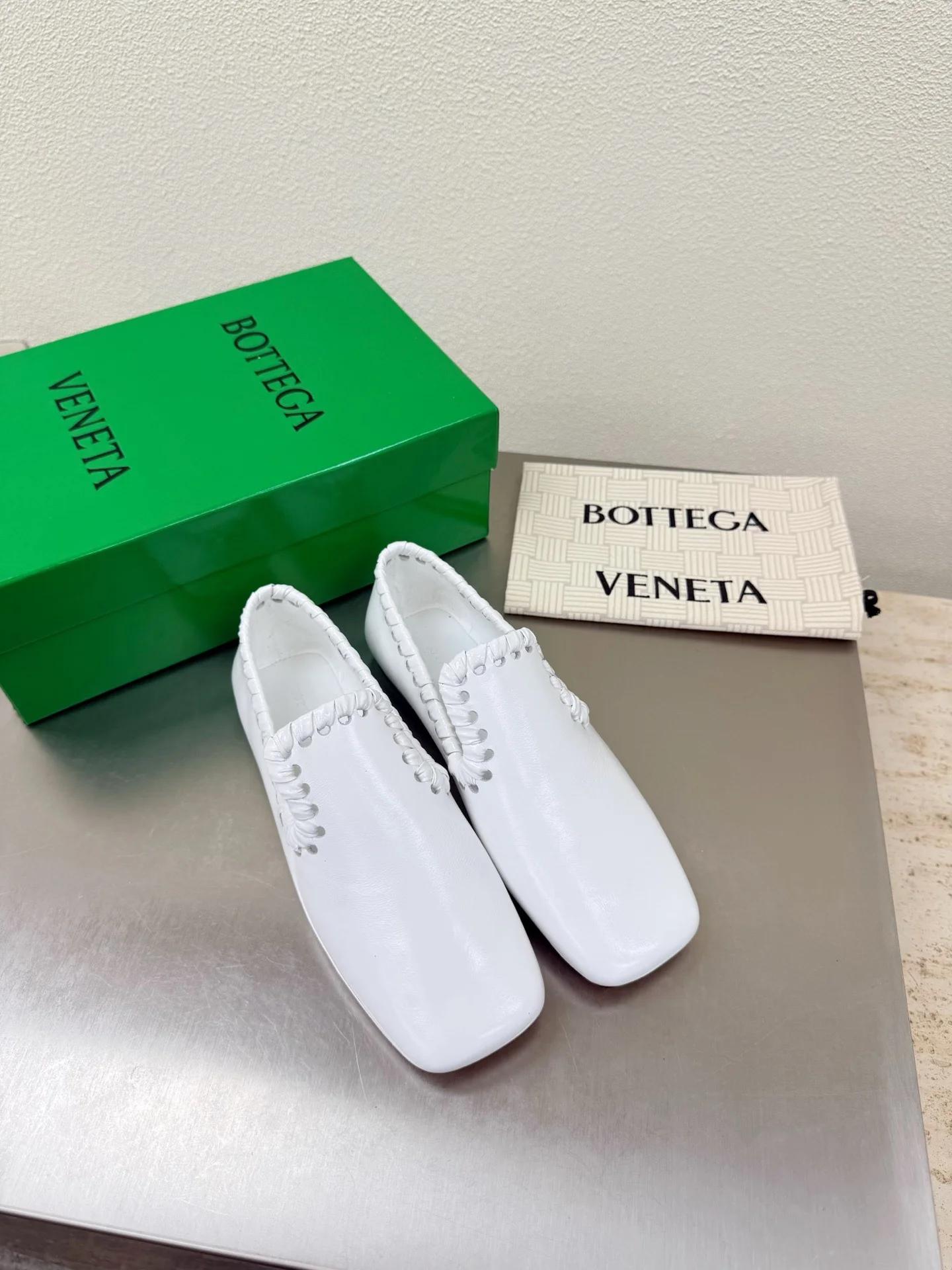 Женские мокасины Bottega Veneta белого цвета с плетеным декором