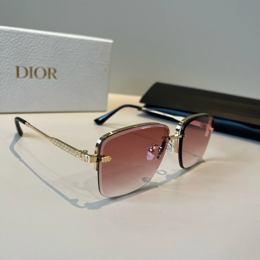 Солнцезащитные очки Dior с розовыми градиентными линзами и декором из страз