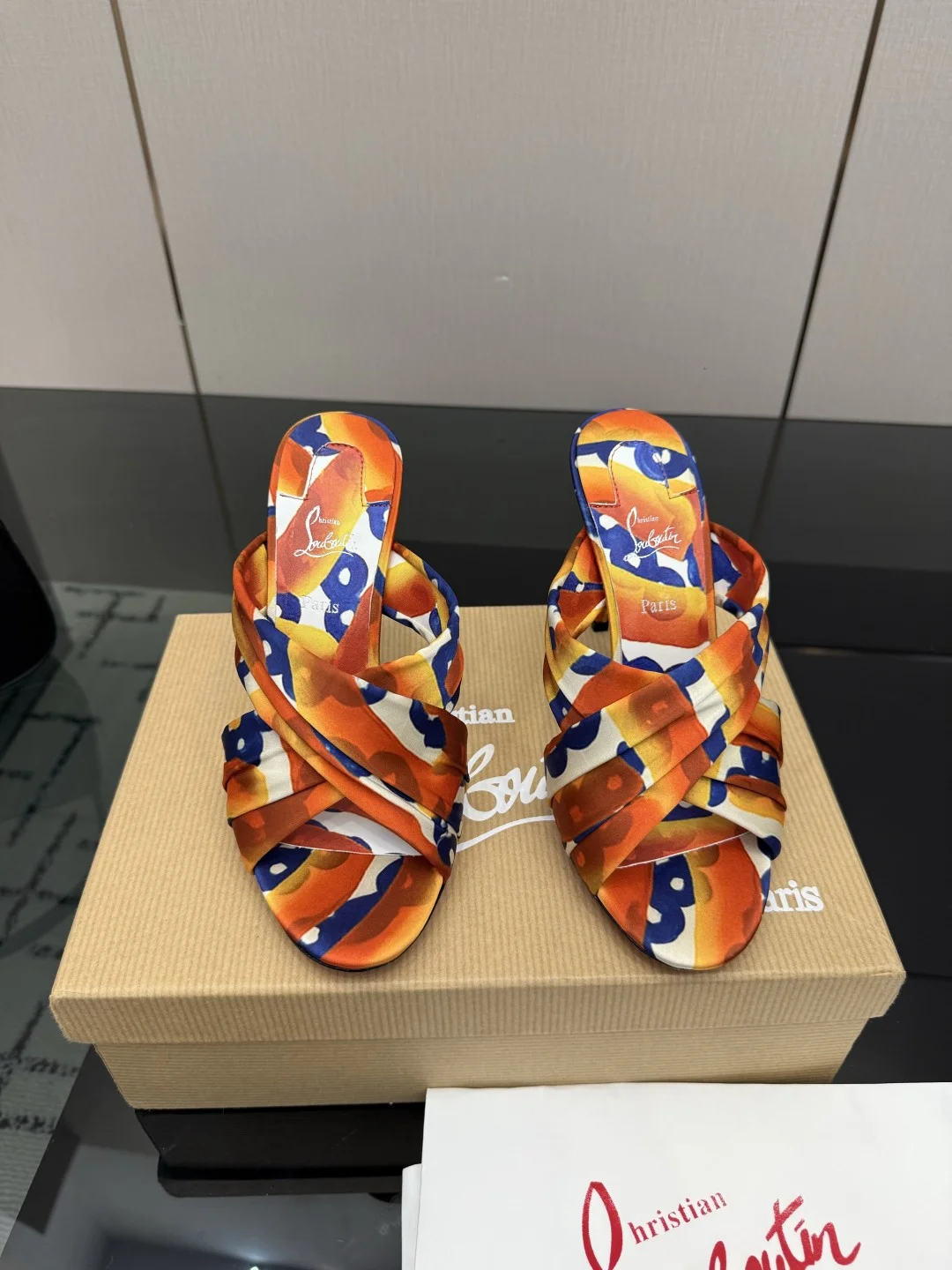 Женские туфли Christian Louboutin на каблуке с цветочным принтом