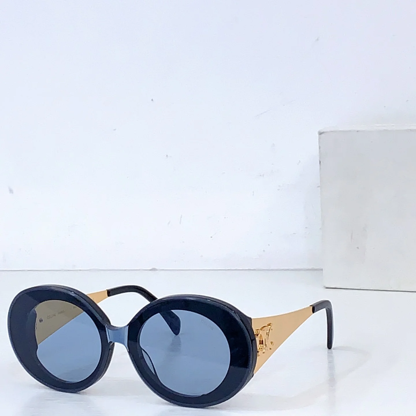 Солнцезащитные очки Celine, модель CL42106U - изображение 1