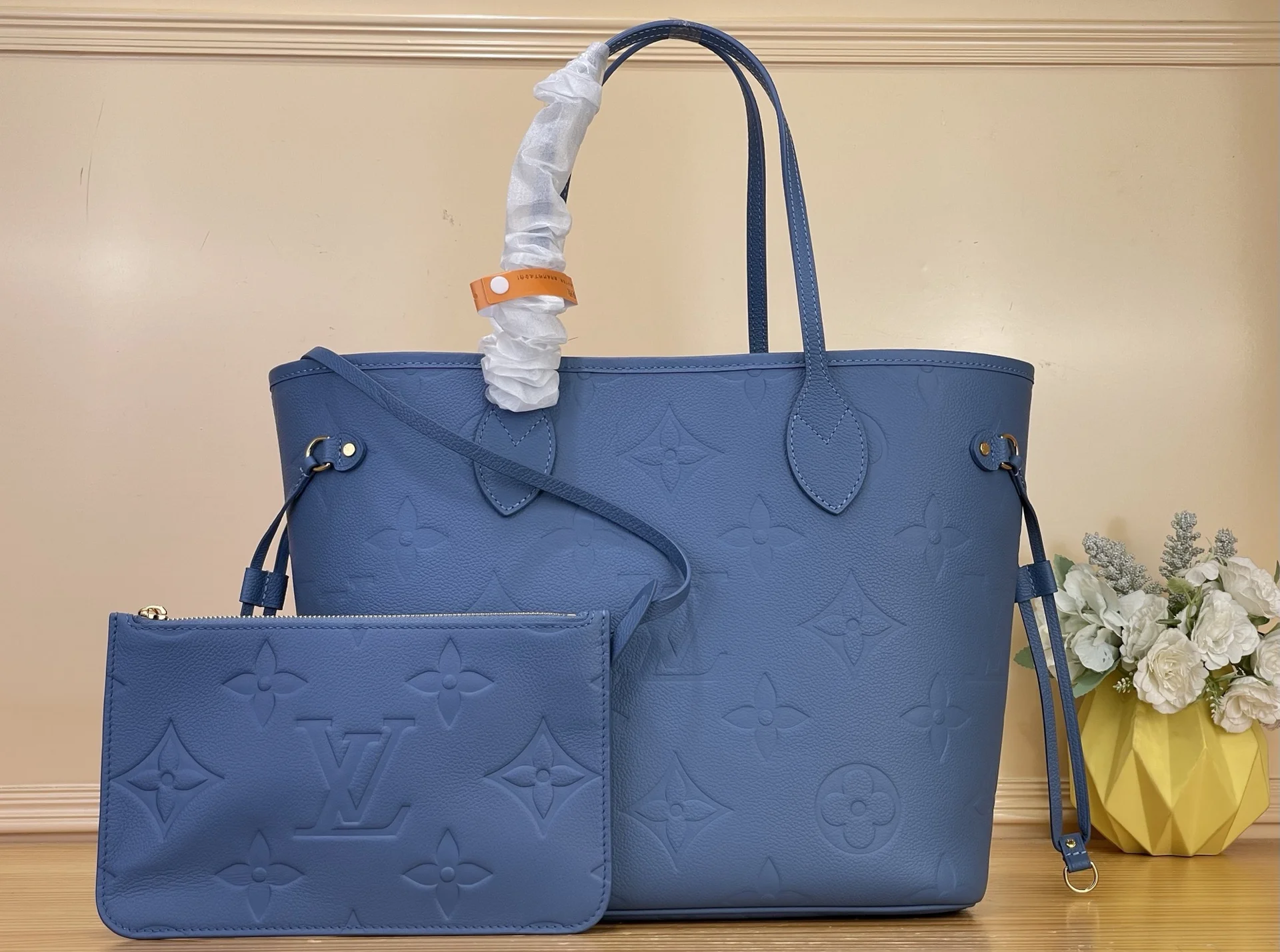 Louis Vuitton сумка Neverfull MM с тиснением Monogram Empreinte, голубого цвета