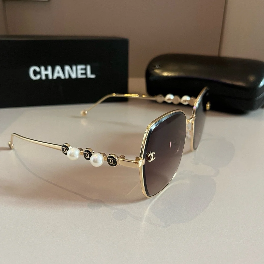 Солнцезащитные очки Chanel с жемчужным декором - изображение 1