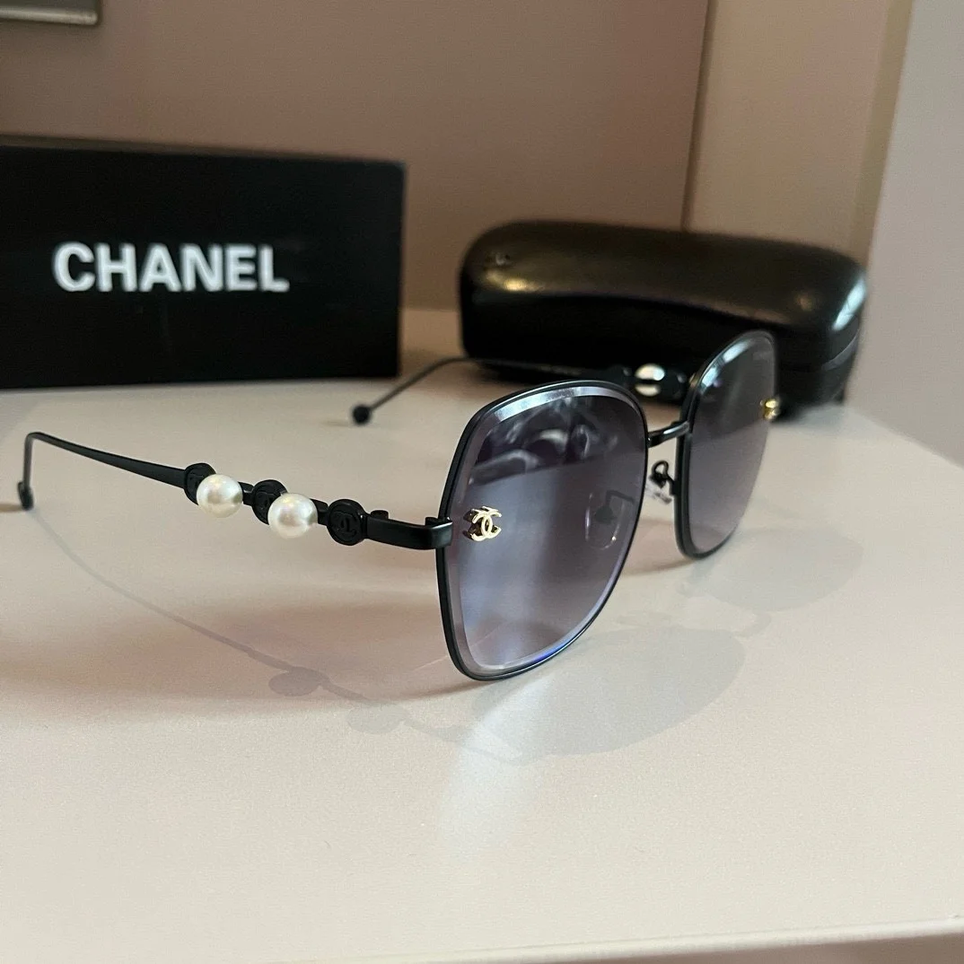Черные солнцезащитные очки Chanel с жемчужным декором - изображение 1