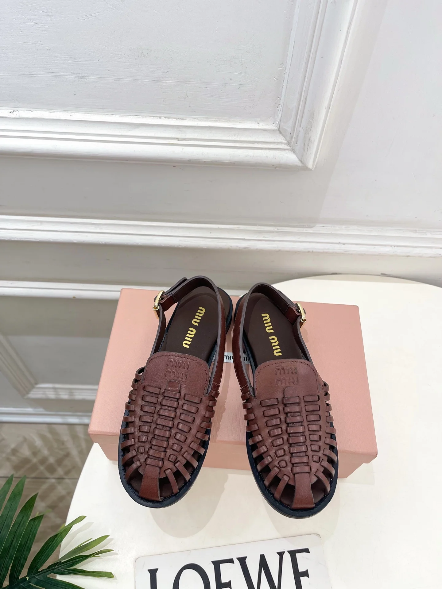 Сандалии женские Miu Miu плетеные из кожи - изображение 1