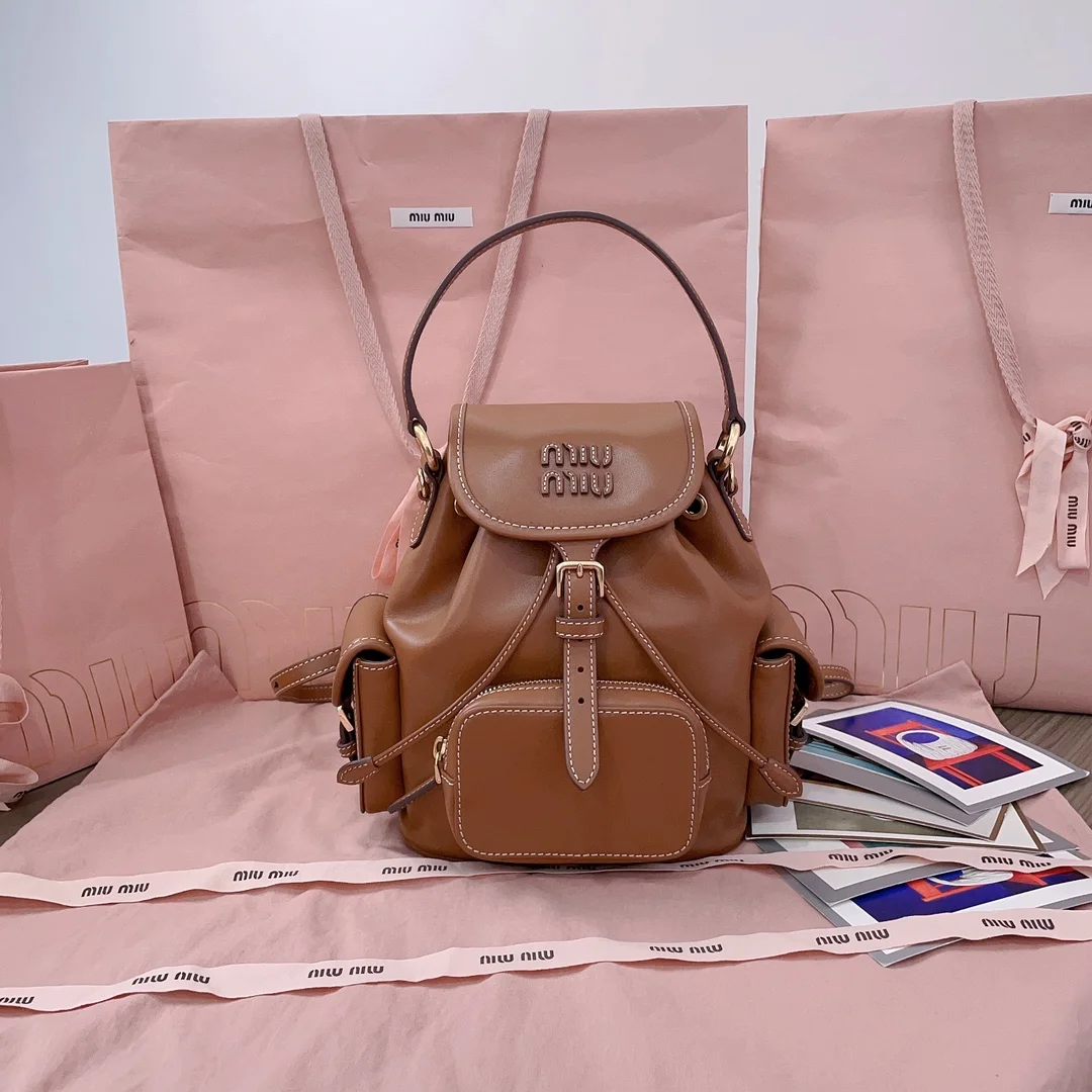 Стильный рюкзак Miu Miu в колледжном стиле - изображение 1