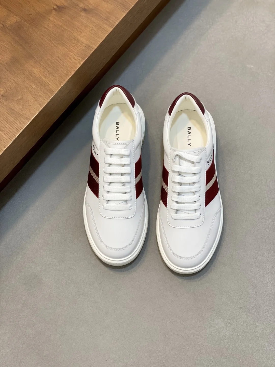 Кроссовки BALLY мужские белые с бордовыми полосами - изображение 1