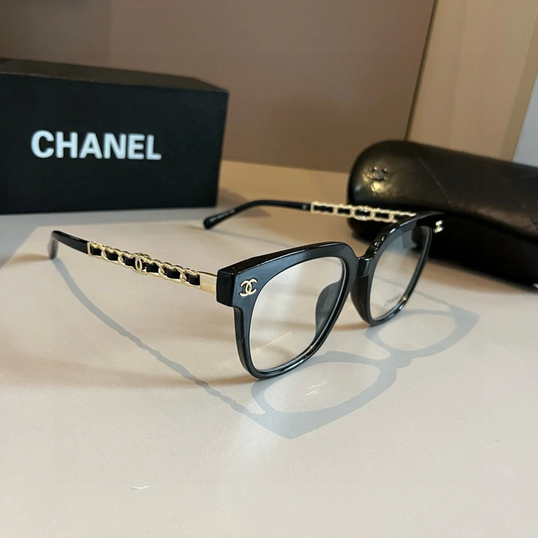 Очки Chanel, черная оправа с декором из цепи