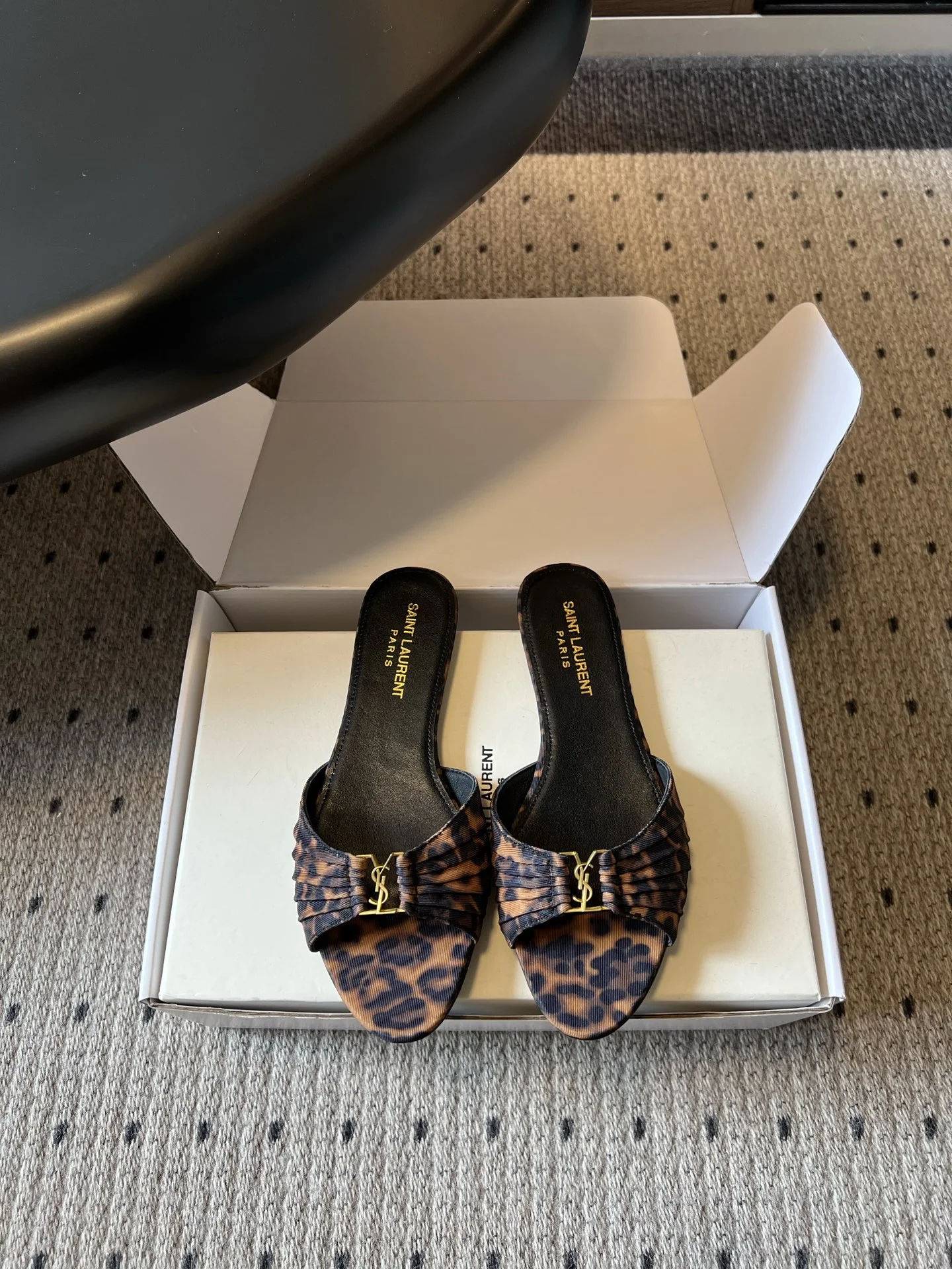 Сандалии Saint Laurent с леопардовым принтом - изображение 1